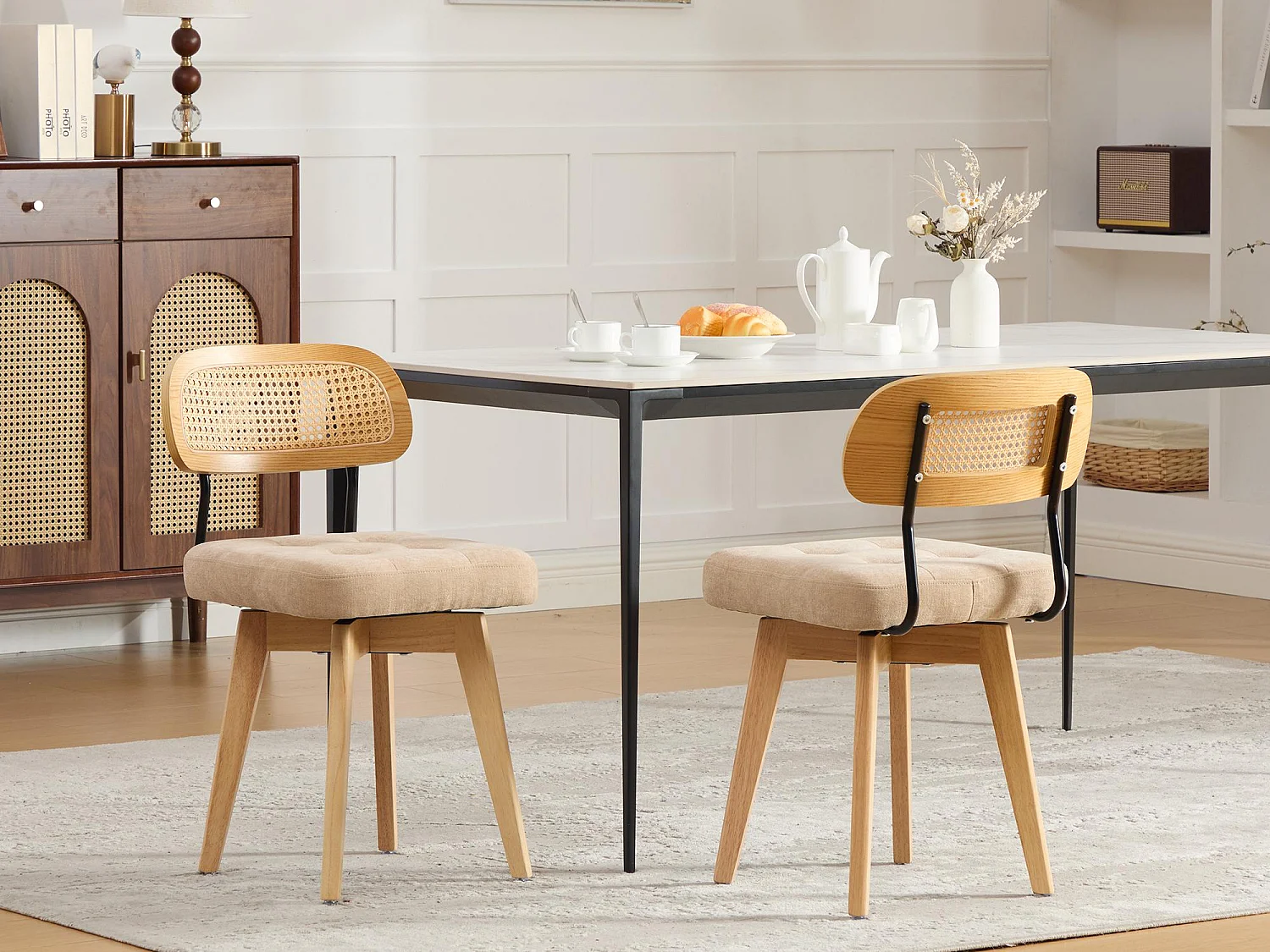 Aura - Set van 2 360° Draaibare Eetkamerstoelen - Chenille Zitting, Gevlochten Rattan Rugleuning, Zwarte Metalen Poten, 43x50x77 cm