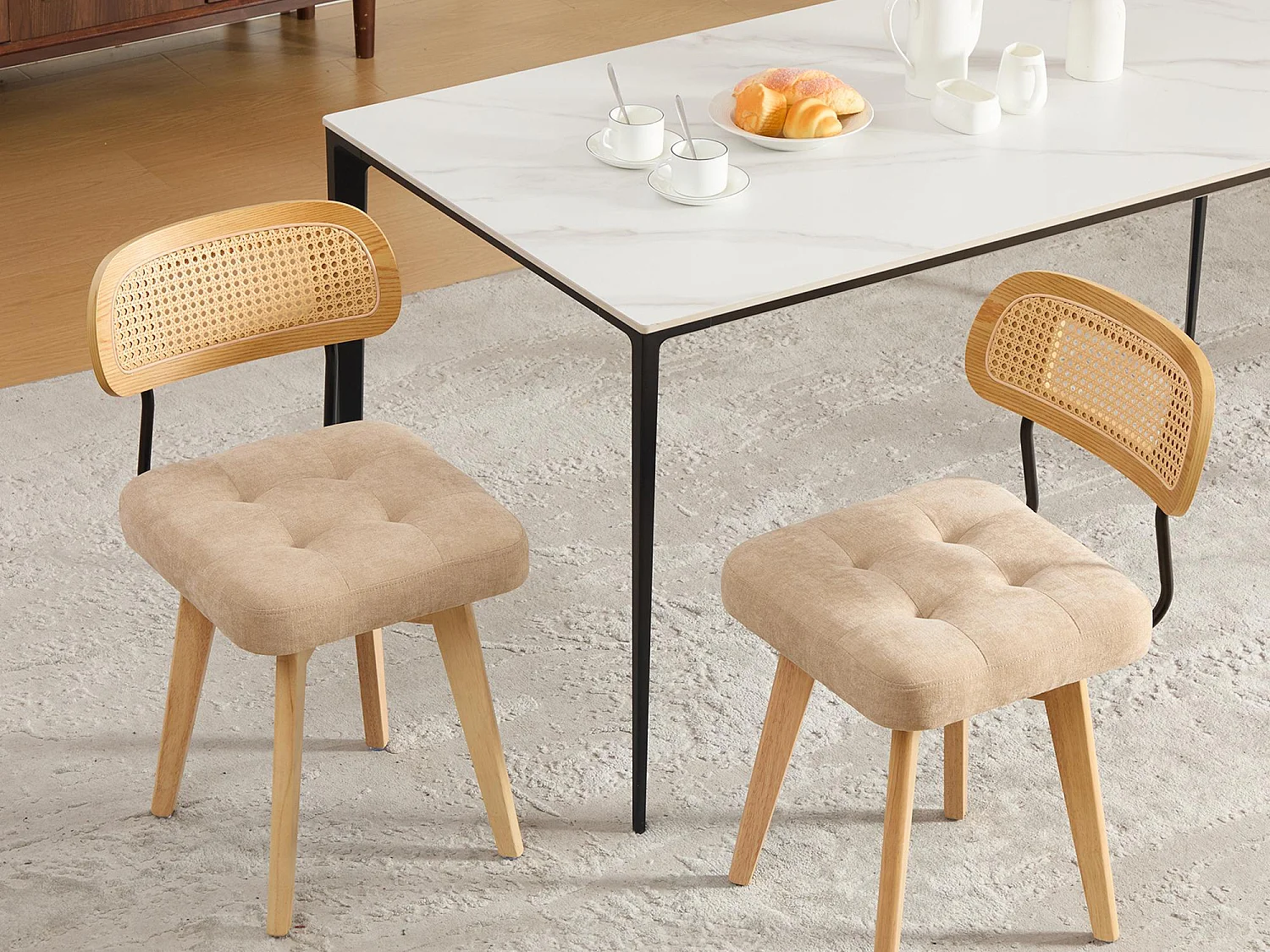 Aura - Set van 2 360° Draaibare Eetkamerstoelen - Chenille Zitting, Gevlochten Rattan Rugleuning, Zwarte Metalen Poten, 43x50x77 cm
