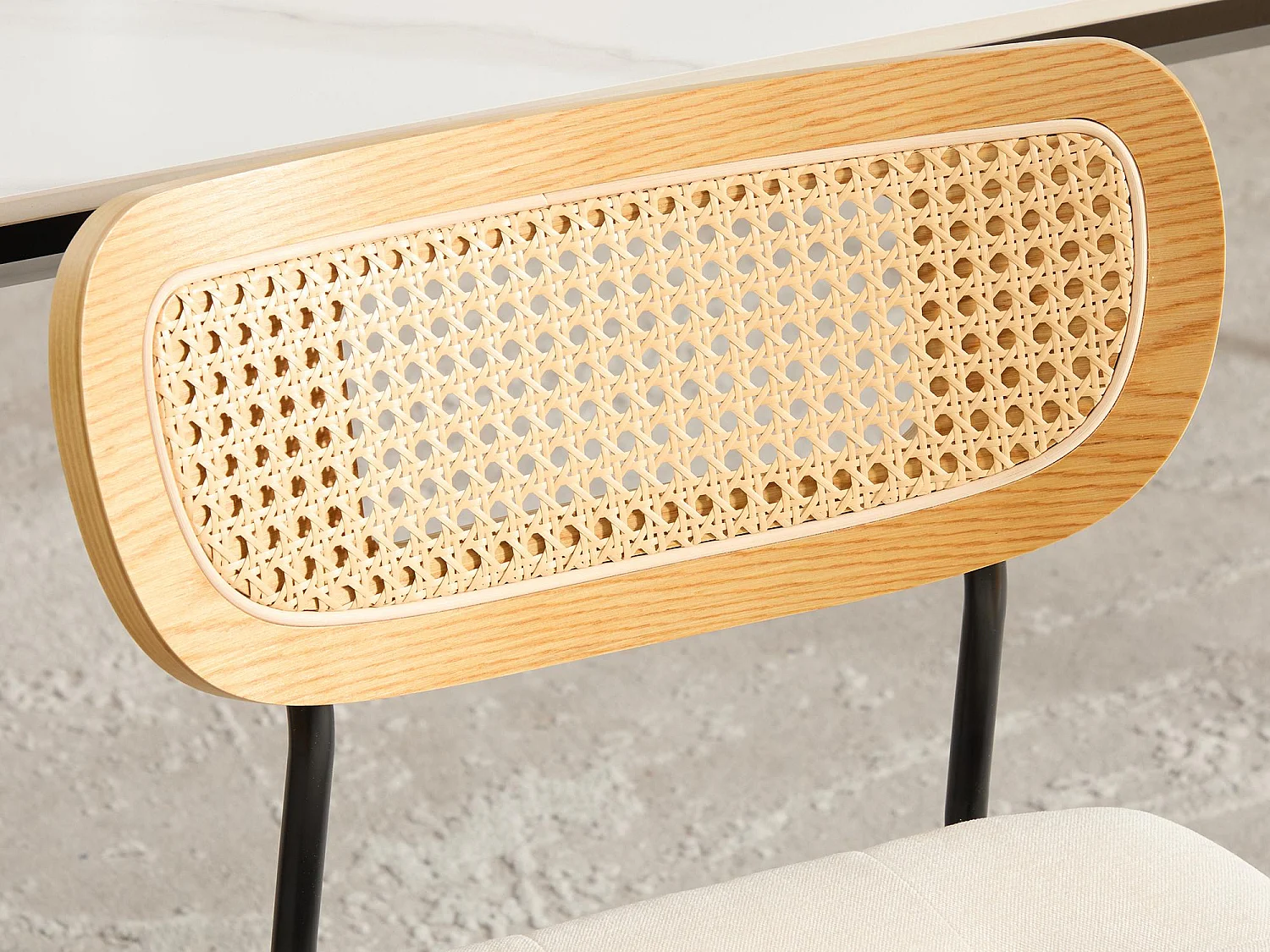 Aura - Set van 2 360° Draaibare Eetkamerstoelen - Chenille Zitting, Gevlochten Rattan Rugleuning, Zwarte Metalen Poten, 43x50x77 cm