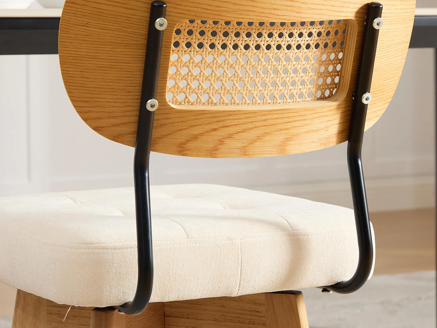 Aura - Set van 2 360° Draaibare Eetkamerstoelen - Chenille Zitting, Gevlochten Rattan Rugleuning, Zwarte Metalen Poten, 43x50x77 cm
