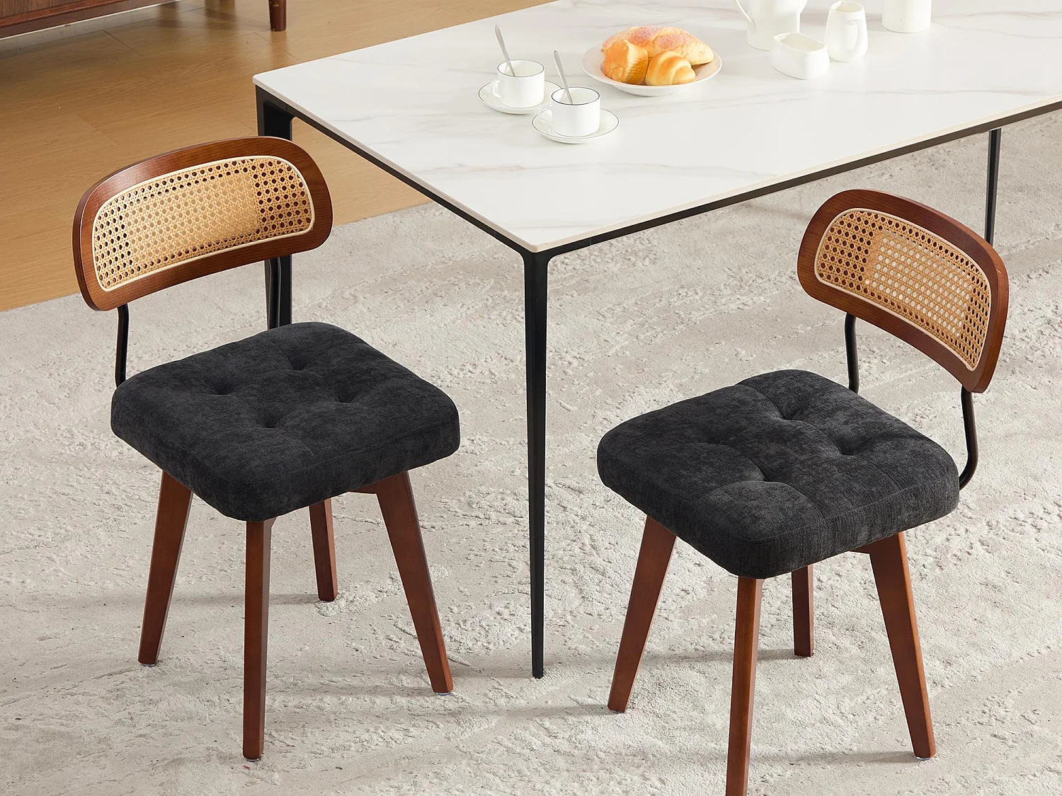 Aura - Set van 2 360° Draaibare Eetkamerstoelen - Chenille Zitting, Gevlochten Rattan Rugleuning, Zwarte Metalen Poten, 43x50x77 cm