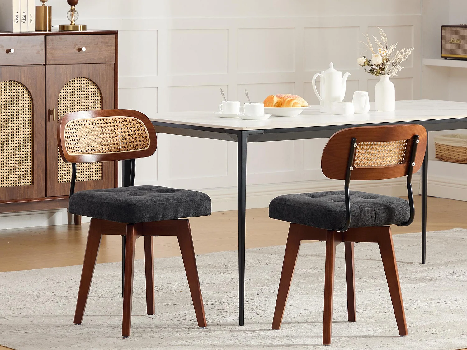 Aura - Set van 2 360° Draaibare Eetkamerstoelen - Chenille Zitting, Gevlochten Rattan Rugleuning, Zwarte Metalen Poten, 43x50x77 cm