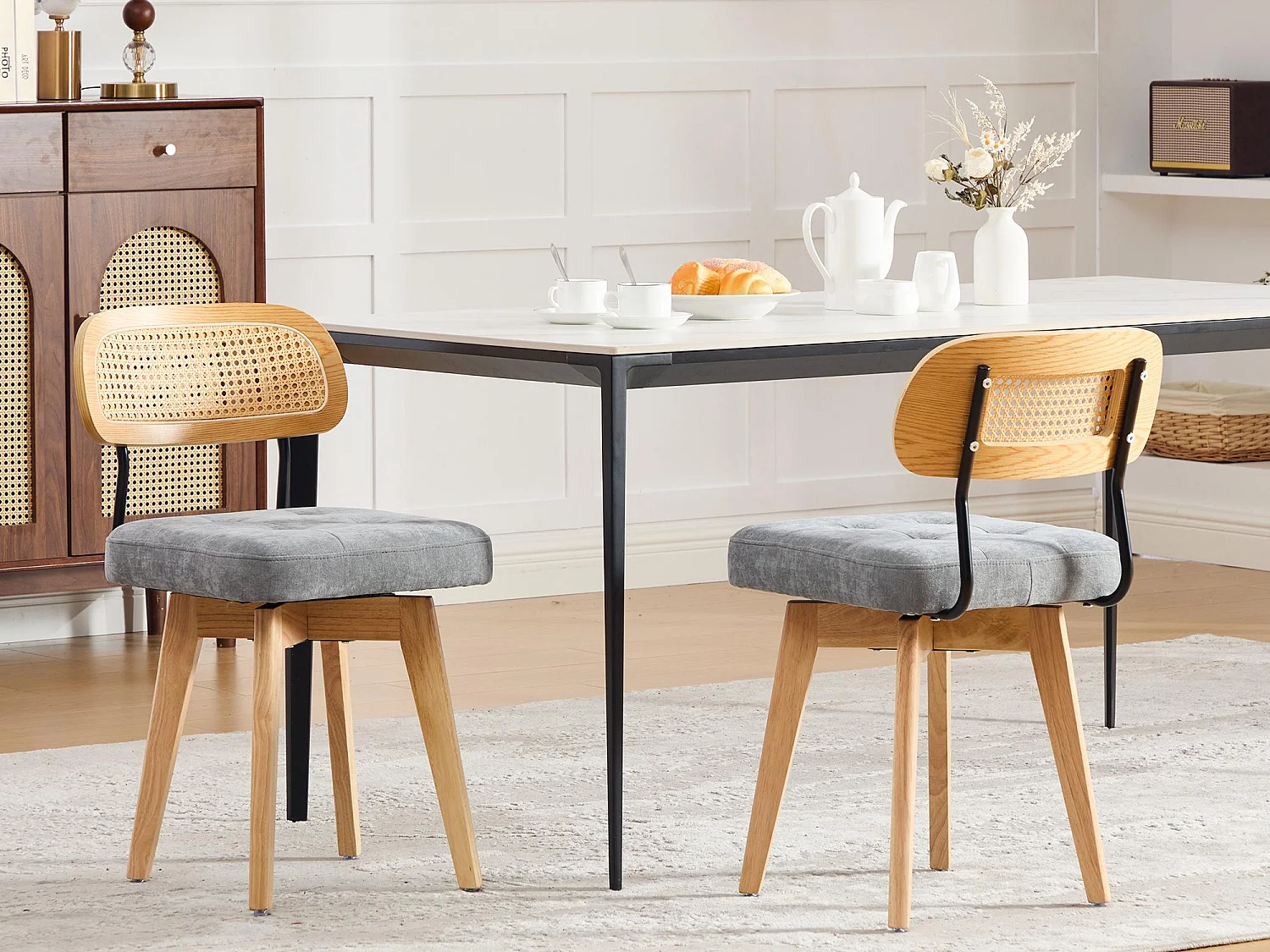 Aura - Set van 2 360° Draaibare Eetkamerstoelen - Chenille Zitting, Gevlochten Rattan Rugleuning, Zwarte Metalen Poten, 43x50x77 cm