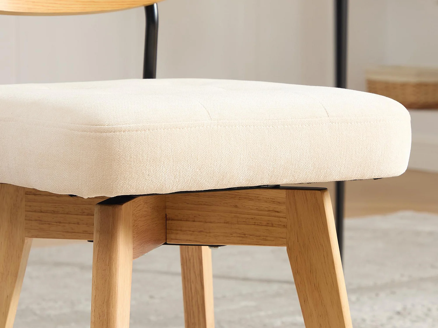 Aura - Set van 2 360° Draaibare Eetkamerstoelen - Chenille Zitting, Gevlochten Rattan Rugleuning, Zwarte Metalen Poten, 43x50x77 cm