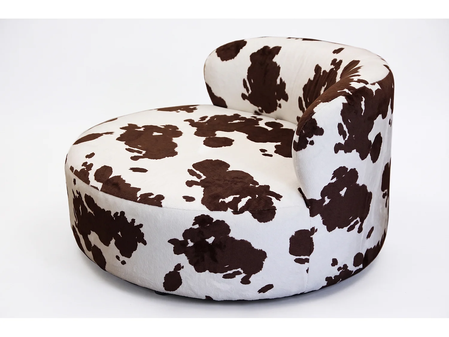 Canapé 2 places arrondi, recouvert d'un tissu imitant le cuir de vache dans des tons marron et blanc – modèle LUNA