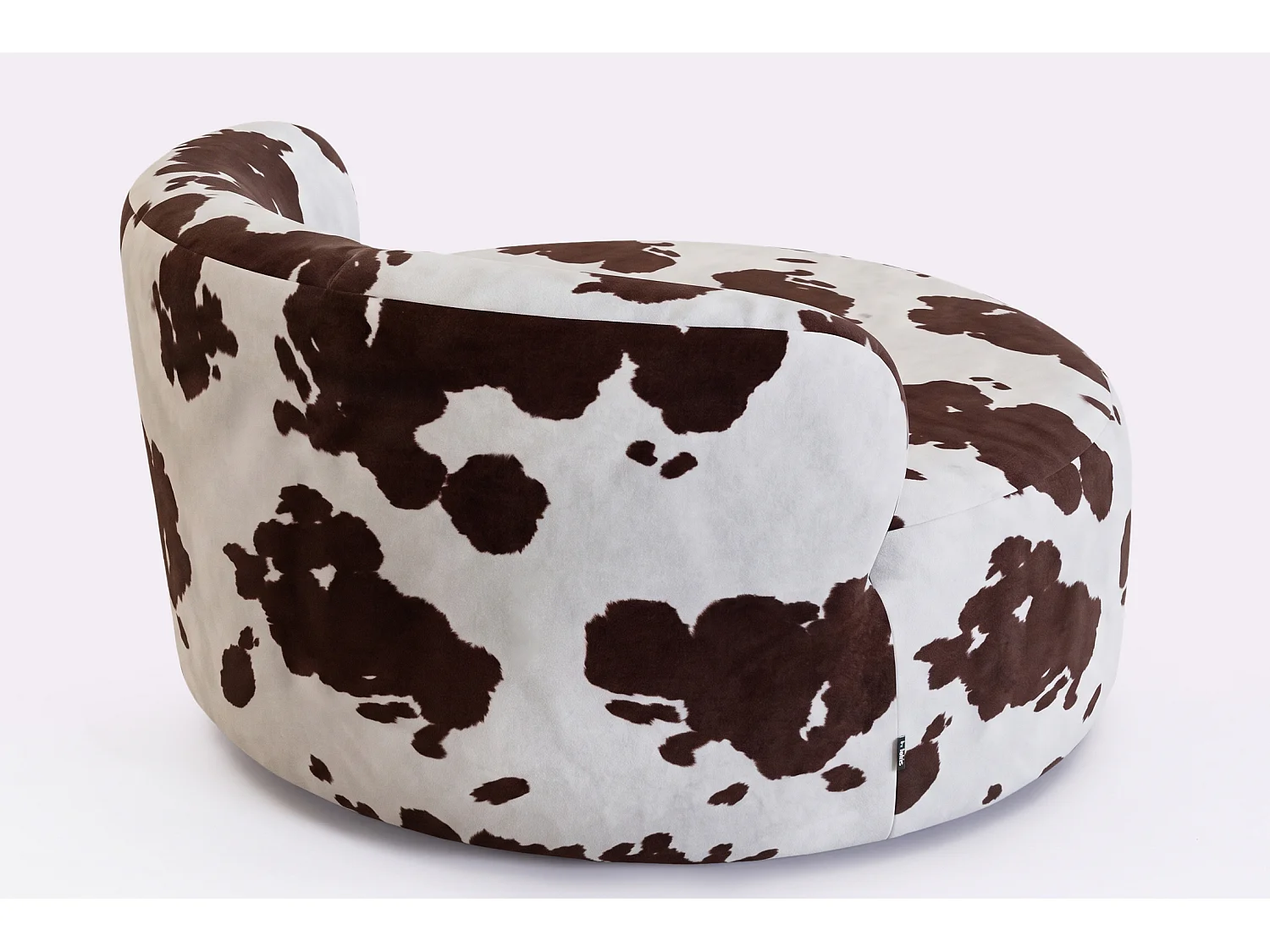 Canapé 2 places arrondi, recouvert d'un tissu imitant le cuir de vache dans des tons marron et blanc – modèle LUNA