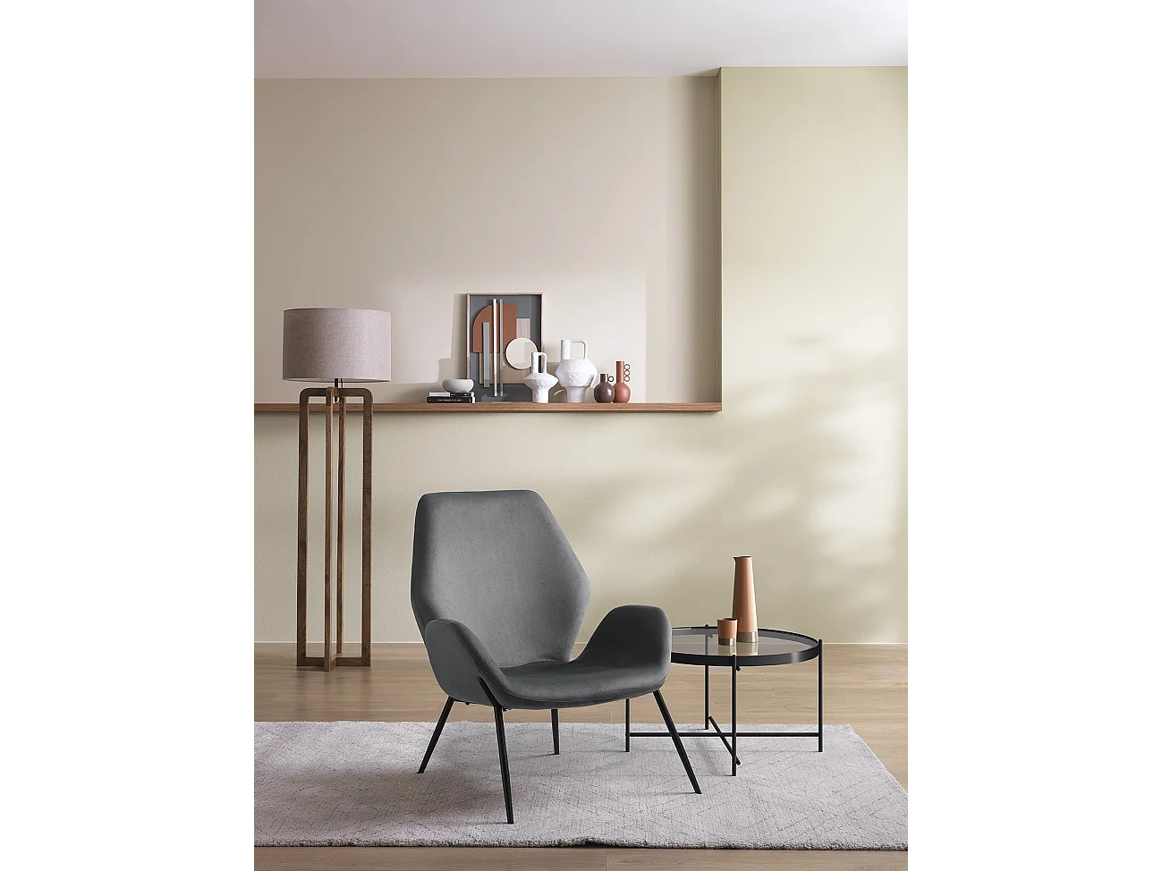 Brandy fauteuil met eigentijds design - antracietkleurige fluwelen zitting en zwart gelakt metalen frame - omhullend comfort