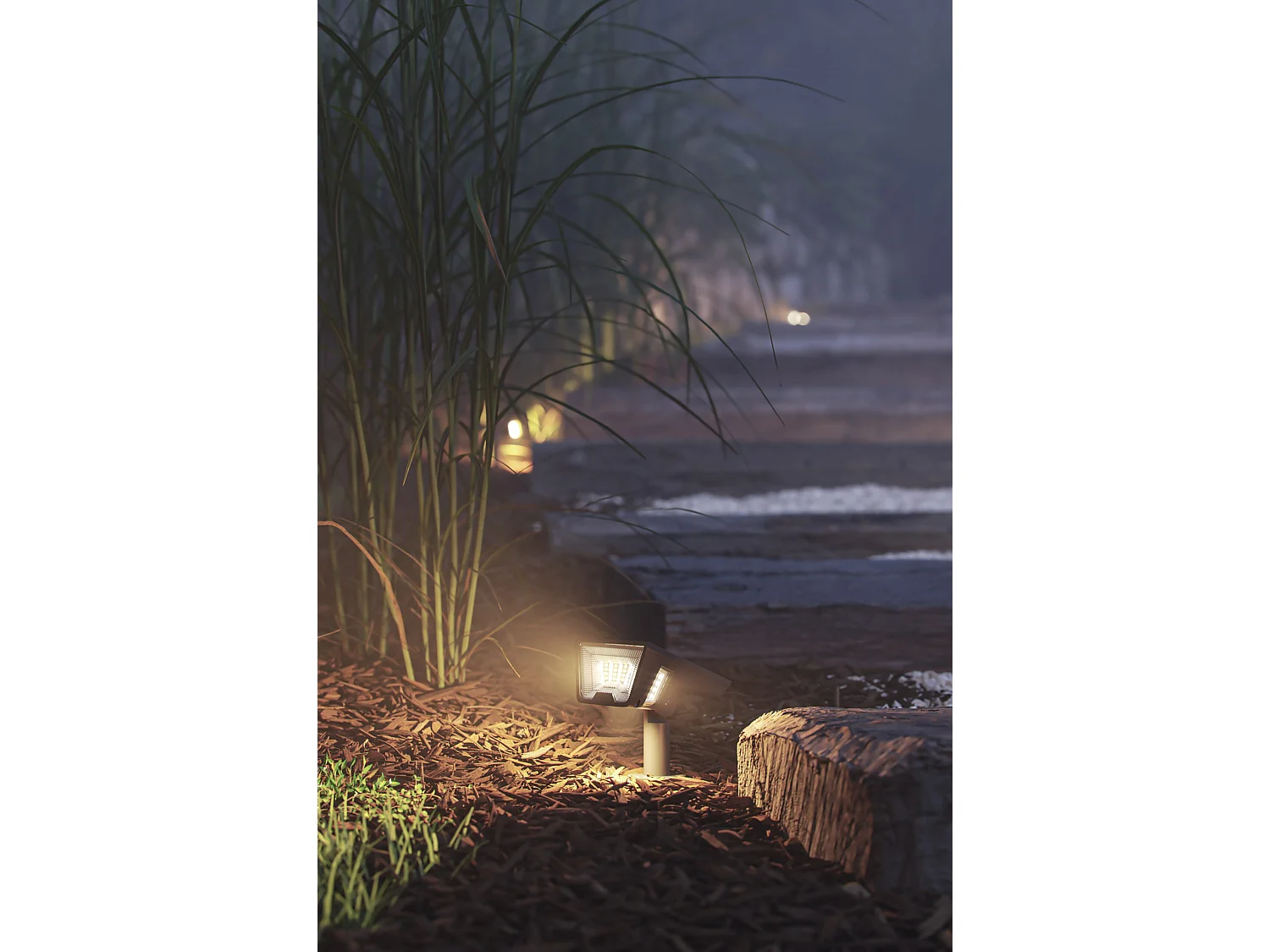Luminária solar LED externa Gam 0,7 W com sensor crepuscular, emissão de luz dupla e tecnologia de comutação CCT - Beneito & Faure