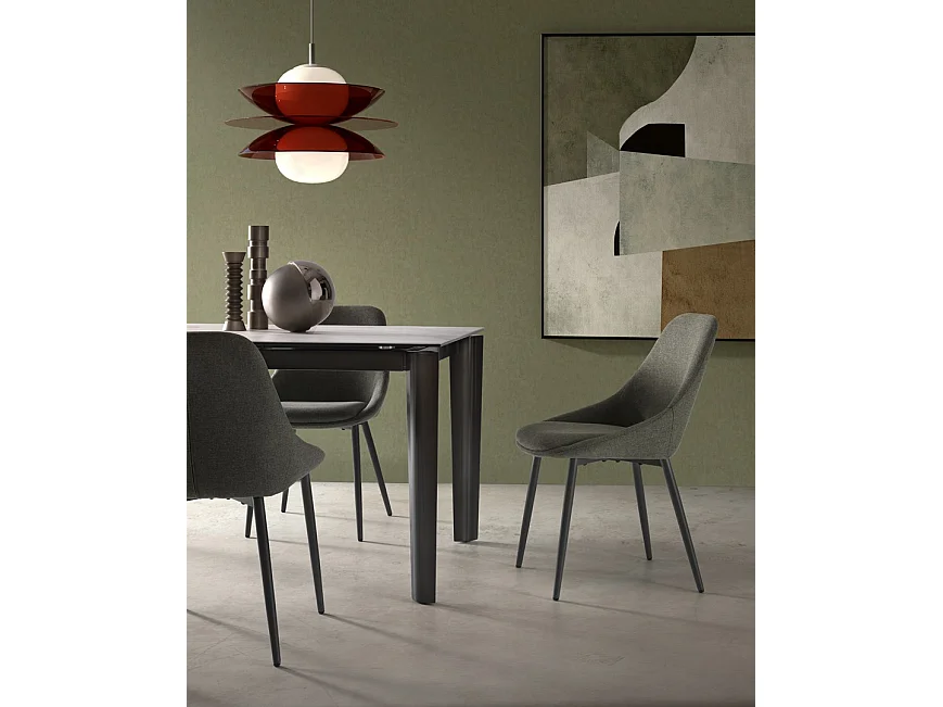 Cadeira Kira com estrutura metálica antracite e assento em tecido verde Easy-Clean - Design contemporâneo e ergonômico