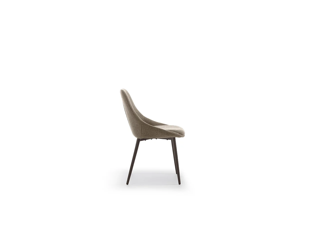 Cadeira de interior Kira com assento em tecido bege de fácil limpeza e estrutura metálica pintada em bronze - Design contemporâneo