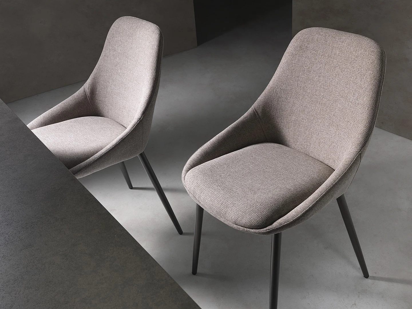 Cadeira de interior Kira com assento em tecido bege de fácil limpeza e estrutura metálica pintada em bronze - Design contemporâneo