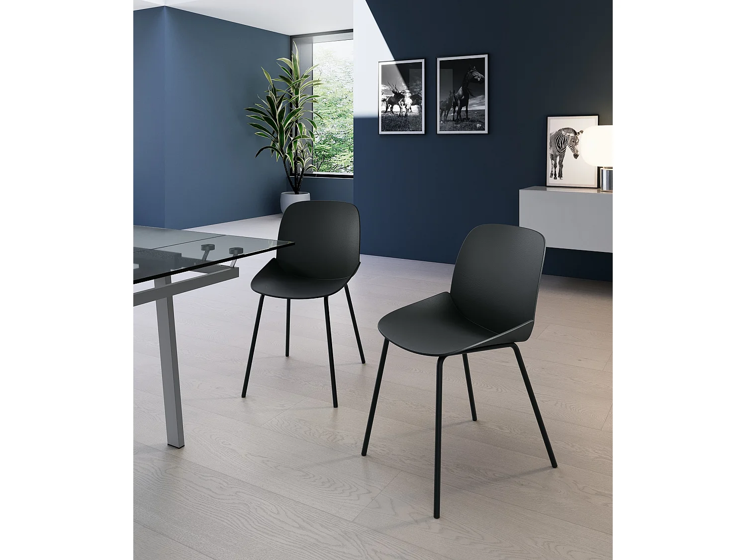 Cadeira Eva, design moderno, polipropileno preto, pés de metal, estrutura robusta, uso interno e externo, alta qualidade.