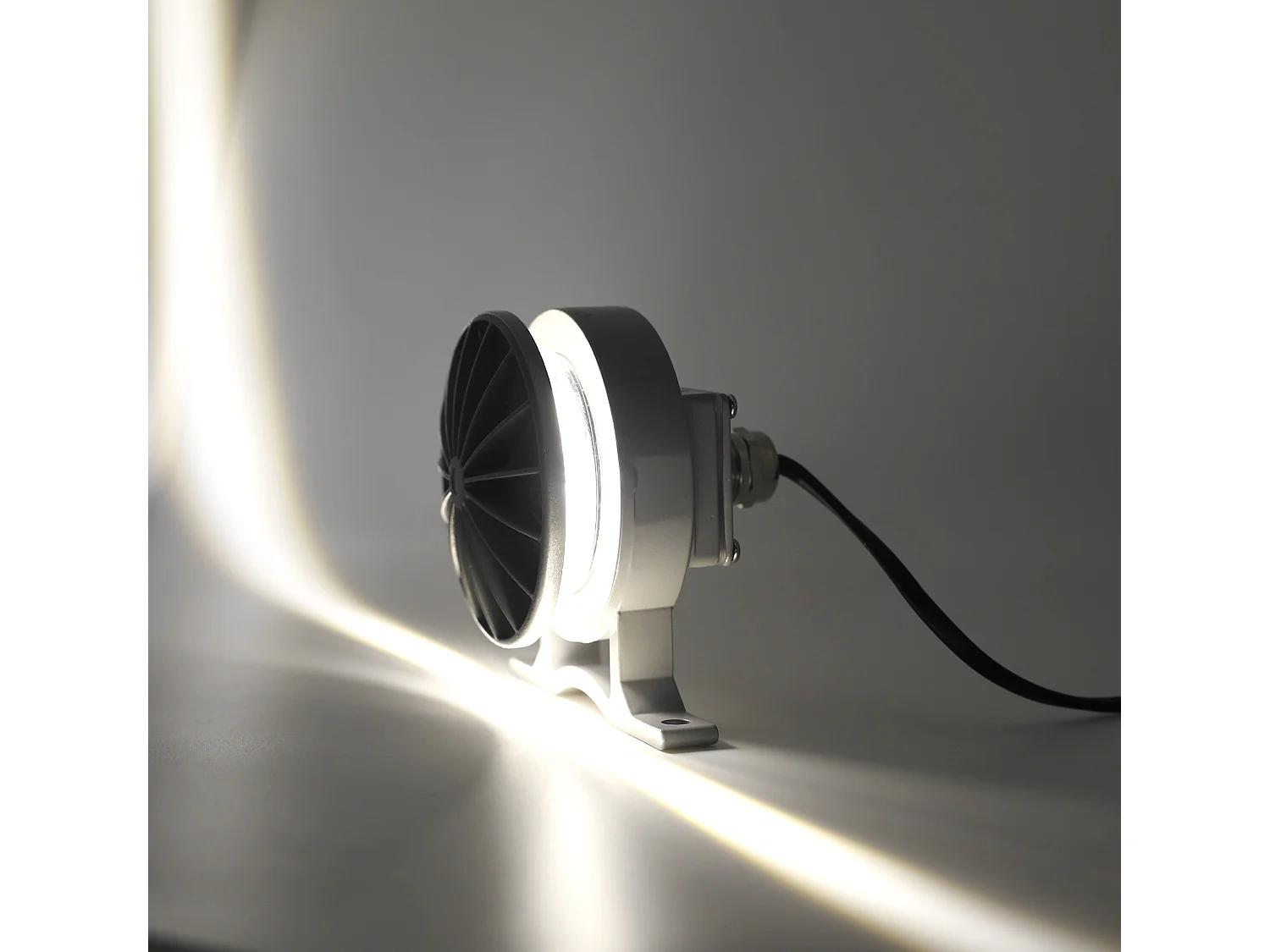 NIK 5 LED-buitenschijnwerper van Beneito & Faure met 5 graden stralingshoek, 4000K natuurlijk licht, grijze kleur voor architectuurverlichting