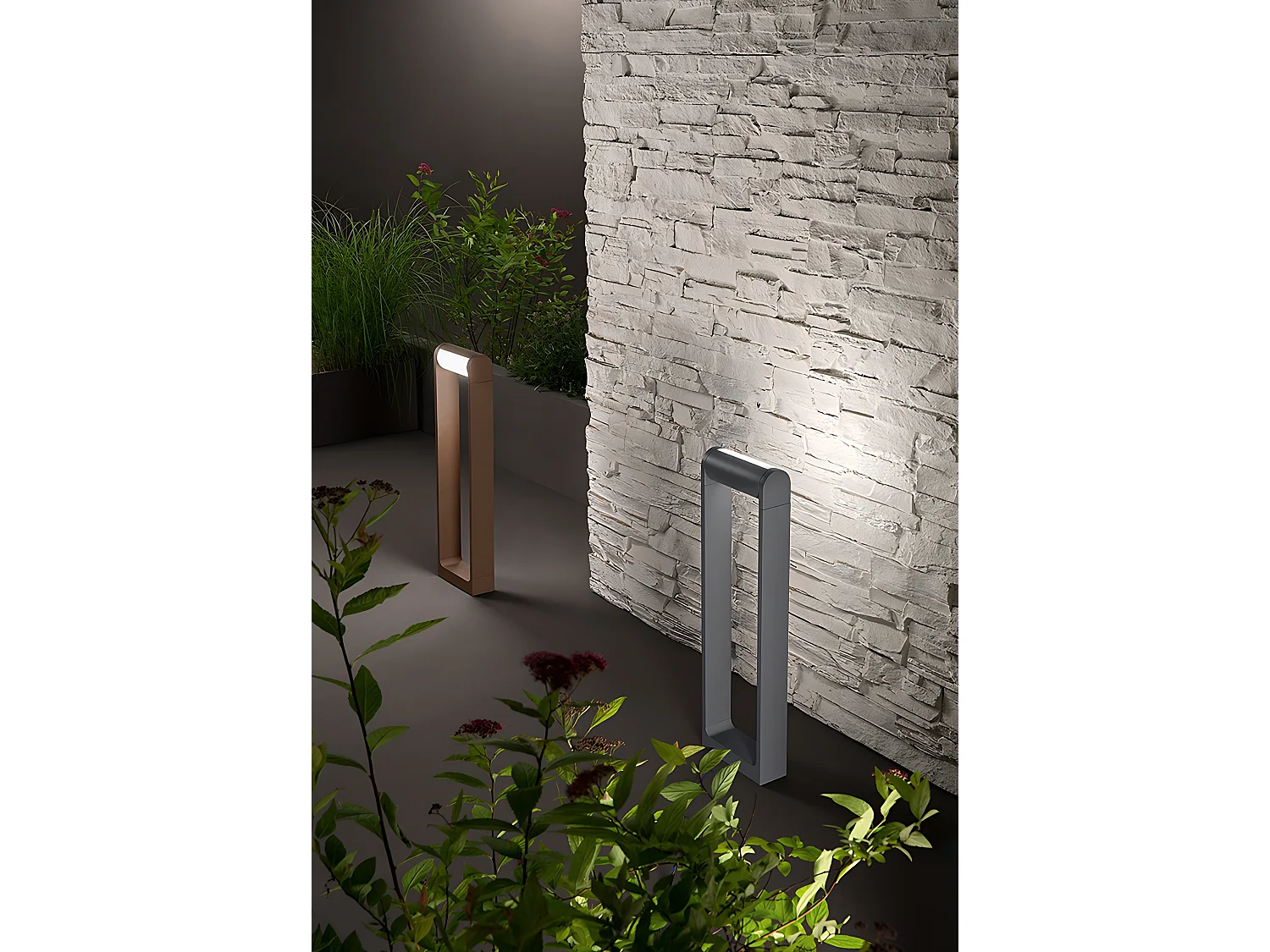 Baliza LED exterior de 12 W y 3000 K, estructura de aluminio con recubrimiento de polvo antracita mate, diseño moderno ajustable IP65 - Perenz
