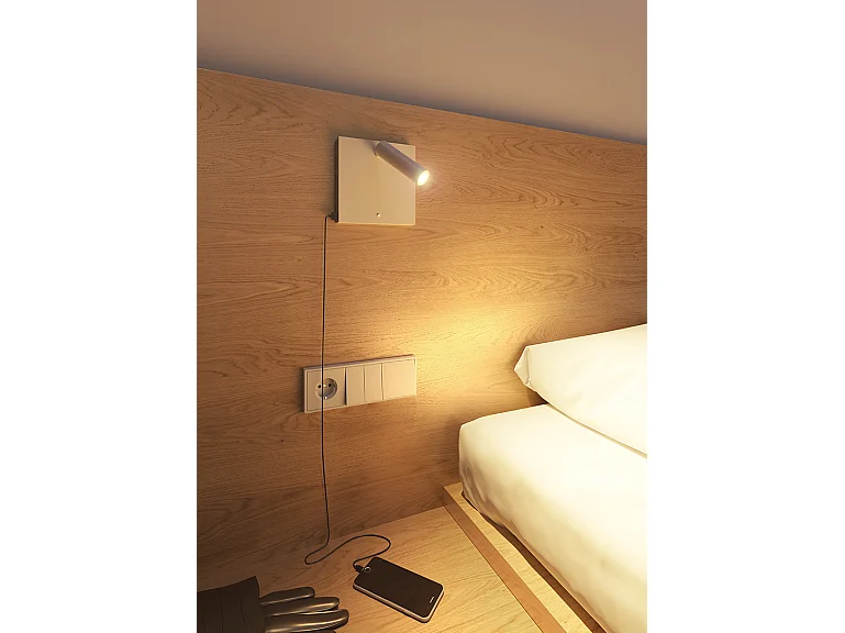 Luminária de parede LED Sweet Wall 4W 2700K Ajustável em 20° com Carregador Sem Fio USB-A/C Integrado, Preto Fosco - Beneito & Faure