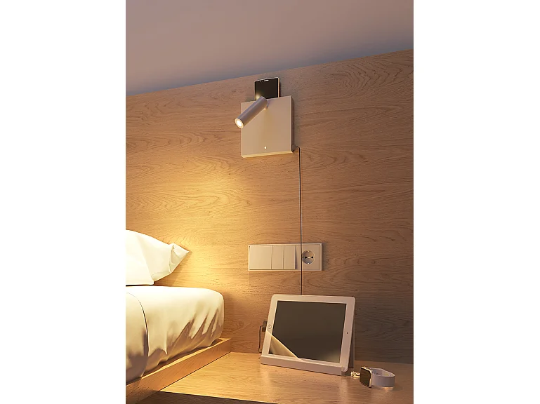 Luminária de parede LED Sweet Wall 4W 2700K Ajustável em 20° com Carregador Sem Fio USB-A/C Integrado, Preto Fosco - Beneito & Faure
