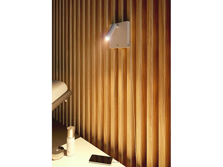 Luminária de parede LED Sweet Wall 4W 2700K Ajustável em 20° com Carregador Sem Fio USB-A/C Integrado, Preto Fosco - Beneito & Faure