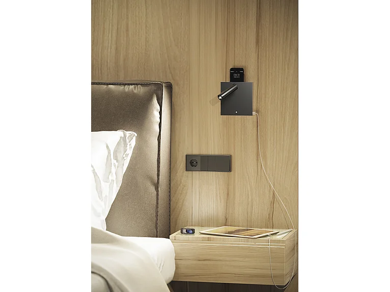 Luminária de parede LED Sweet Wall 4W 2700K Ajustável em 20° com Carregador Sem Fio USB-A/C Integrado, Preto Fosco - Beneito & Faure