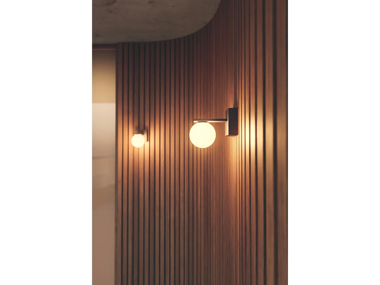 Luminária de parede LED externa Sphere Wall 9W IP54, iluminação 360°, 2700K branco fosco, IRC>90, design esférico moderno - Beneito & Faure