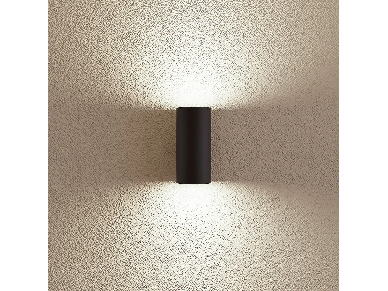Luminária de parede cilíndrica LED GU10 de 38° com acabamento preto fosco, design moderno para iluminação de interiores - Beneito & Faure