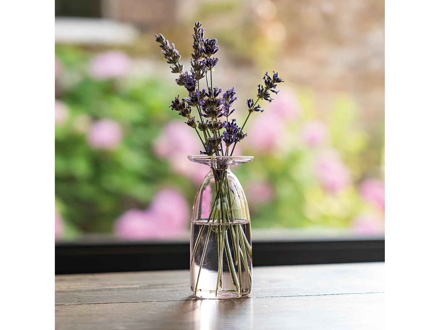 Vasetto Un Fiore in vetro borosilicato soffiato a mano, colore Rosa, capacità 22 cl, design raffinato ed elegante con imboccatura svasata decorativa