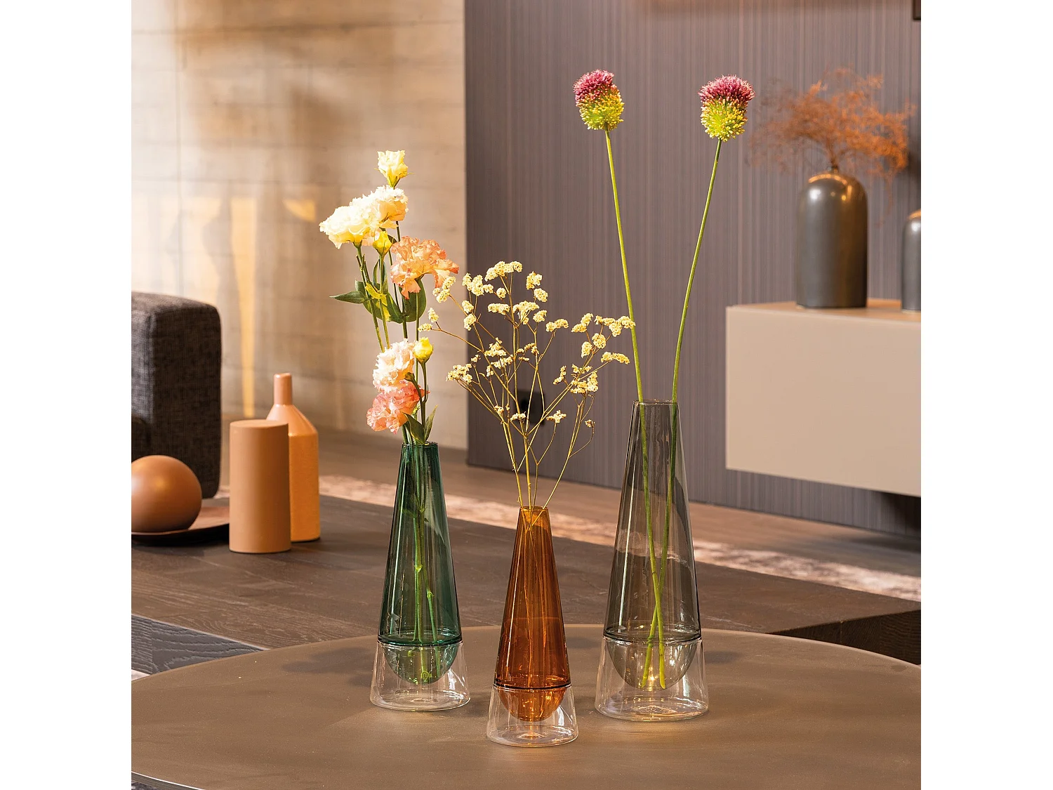 Vaso artigianale Conosfera 58 in vetro borosilicato soffiato a bocca con tecnica incalmo, design geometrico bicolore ambra, diametro 58 mm moderno
