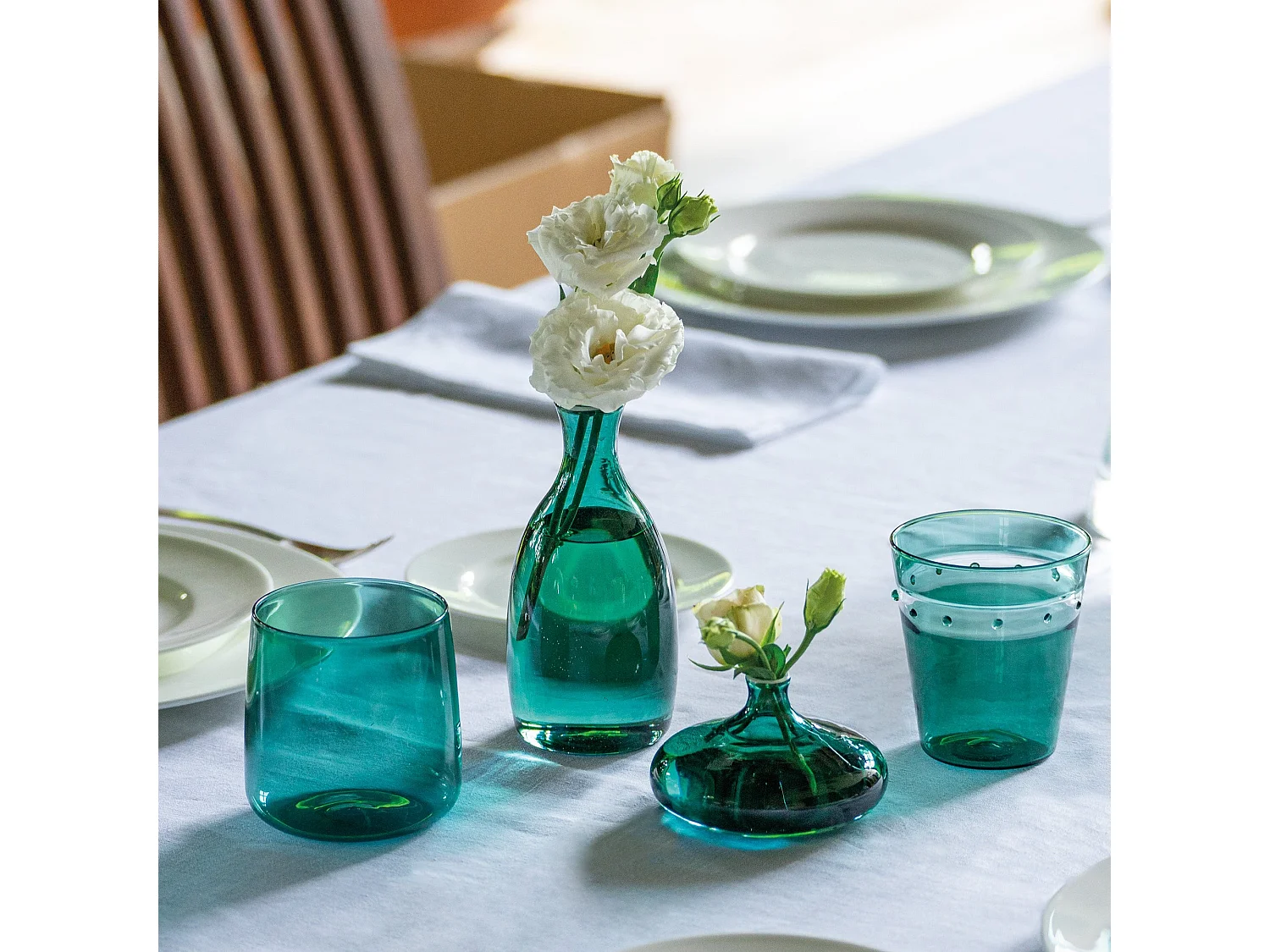 Vasetto Un Fiore 19 cm in vetro borosilicato soffiato a mano color verde lago, ideale per decorazioni floreali eleganti, raffinate e ricercate.