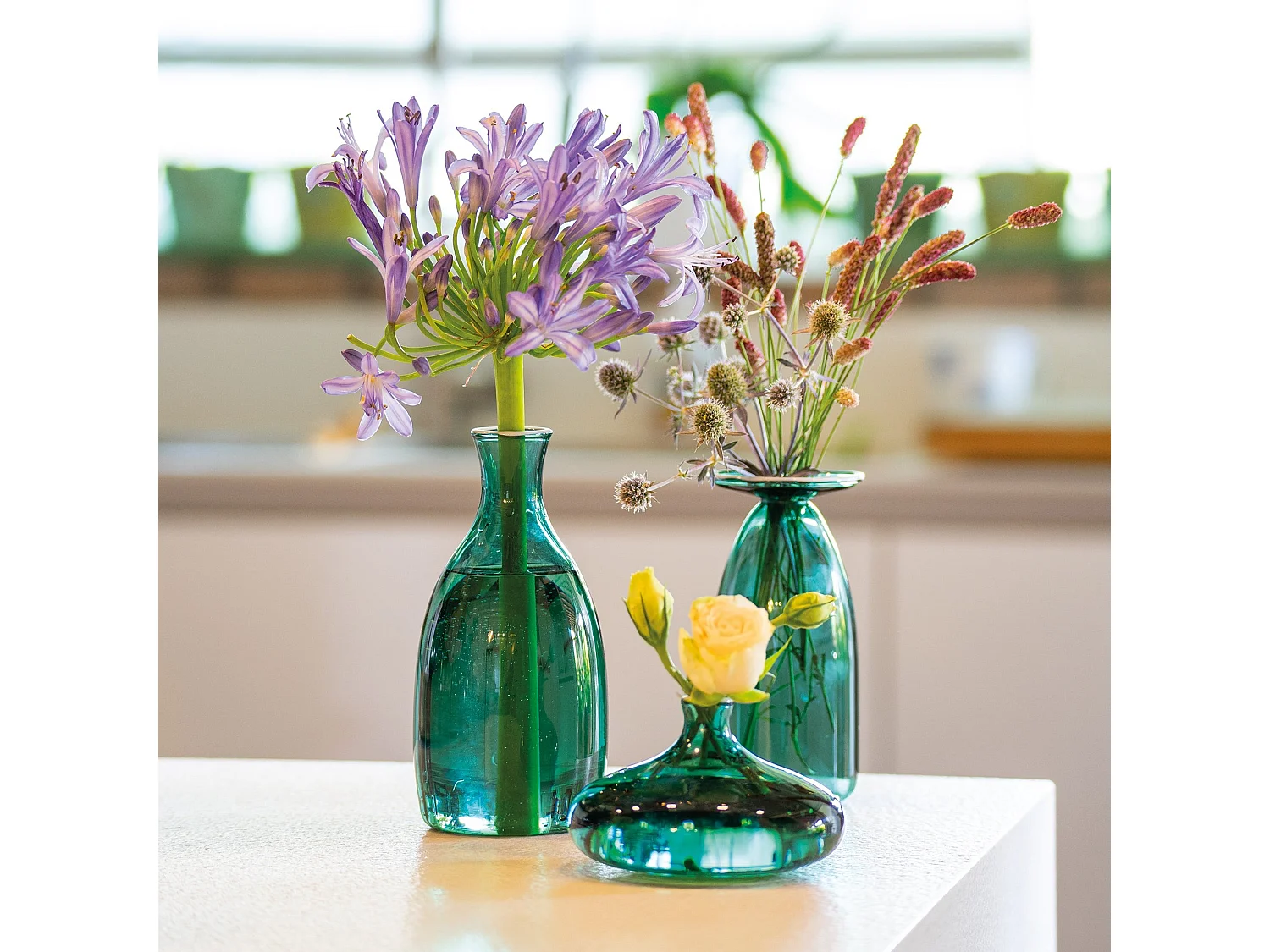 Vasetto Un Fiore 19 cm in vetro borosilicato soffiato a mano color verde lago, ideale per decorazioni floreali eleganti, raffinate e ricercate.