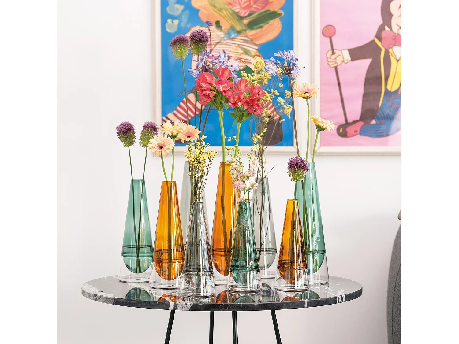 Vaso Conosfera 100 in vetro borosilicato soffiato a mano, design elegante color verde lago, tecnica incalmo per un complemento d'arredo unico