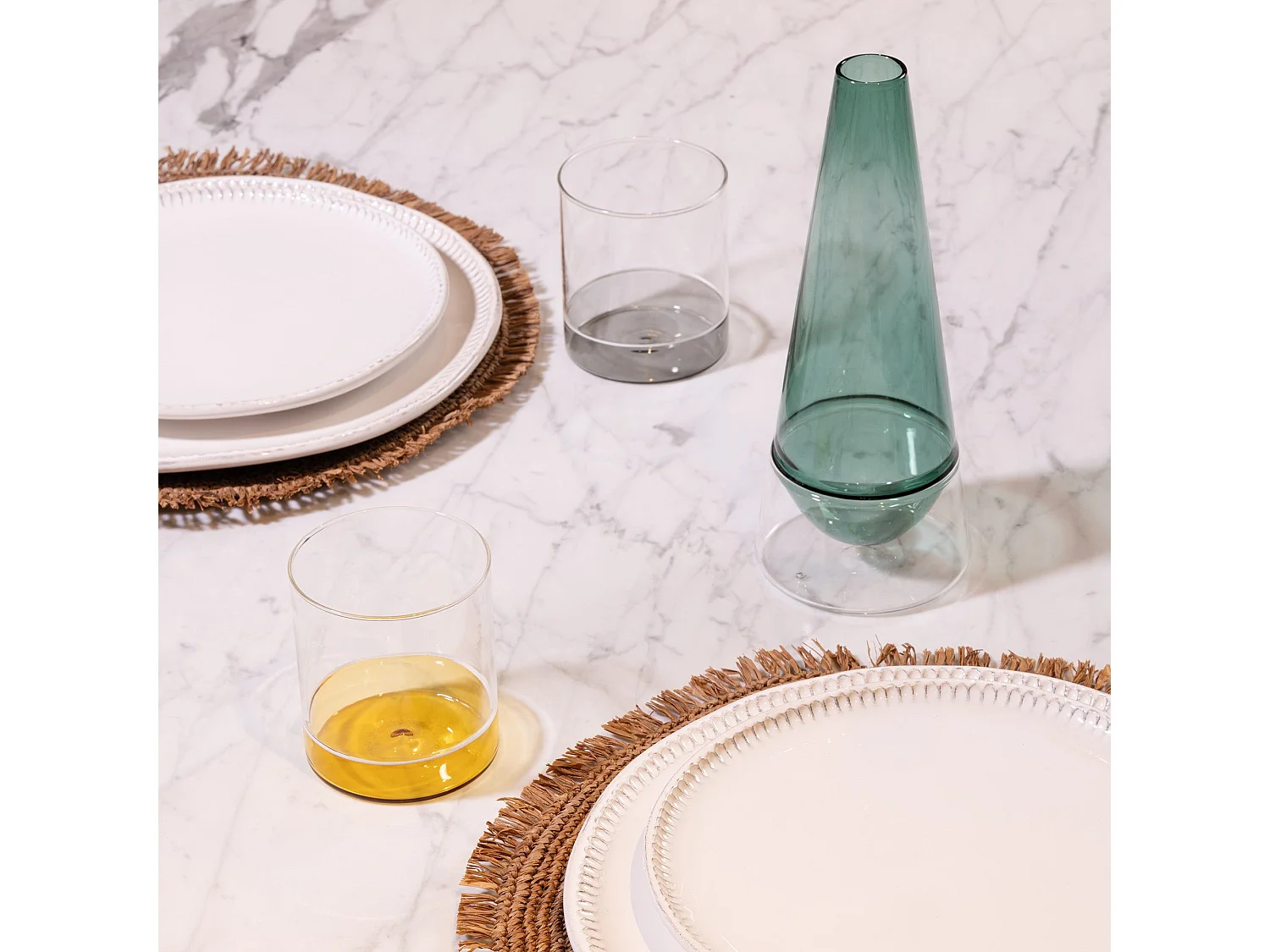Vaso Conosfera 100 in vetro borosilicato soffiato a mano, design elegante color verde lago, tecnica incalmo per un complemento d'arredo unico