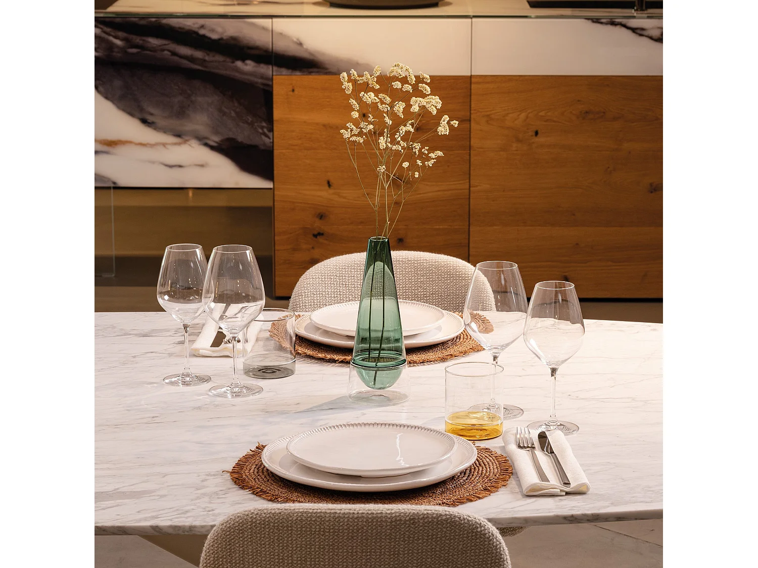 Vaso Conosfera 100 in vetro borosilicato soffiato a mano, design elegante color verde lago, tecnica incalmo per un complemento d'arredo unico