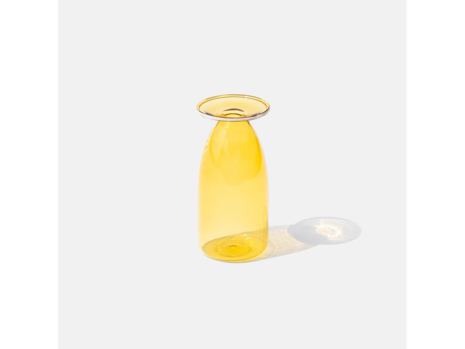Vasetto artigianale collezione Un Fiore in vetro borosilicato soffiato a mano, capacità 22 cl, colore Giallo Oro, design elegante con bordo svasato