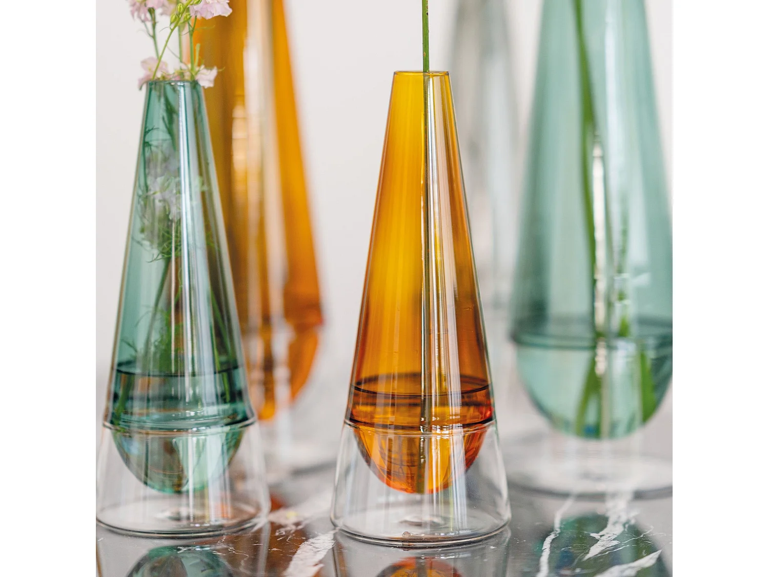 Vaso Conosfera 100 in vetro borosilicato soffiato a mano, lavorazione tecnica Incalmo, design elegante color Ambra, oggetto decorativo d'arredo