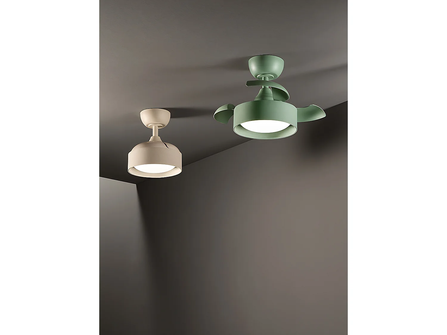 Ventilatore da Soffitto con Luce LED Integrata 22W e Pale a Scomparsa in Acrilico Colore Verde Bosco, Motore DC 40W, Diametro 55cm - Perenz