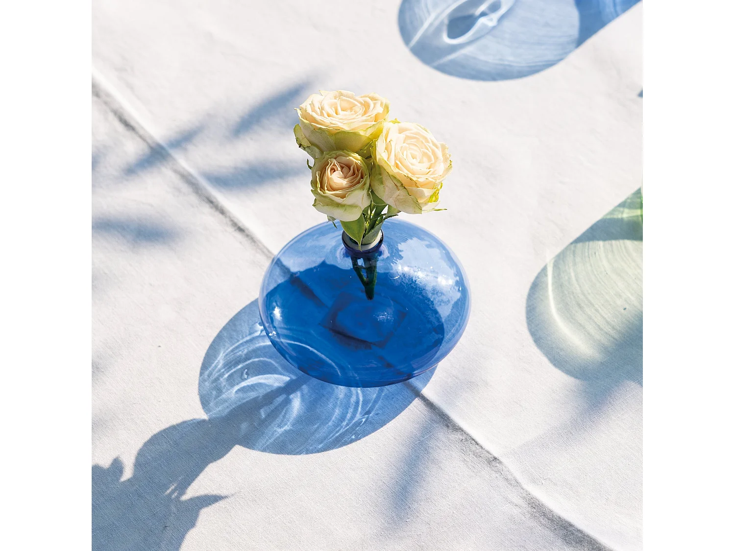 Vasetto Un Fiore in vetro borosilicato soffiato a mano, design elegante bluino, capacità 19 cl, ideale come complemento d'arredo decorativo per casa