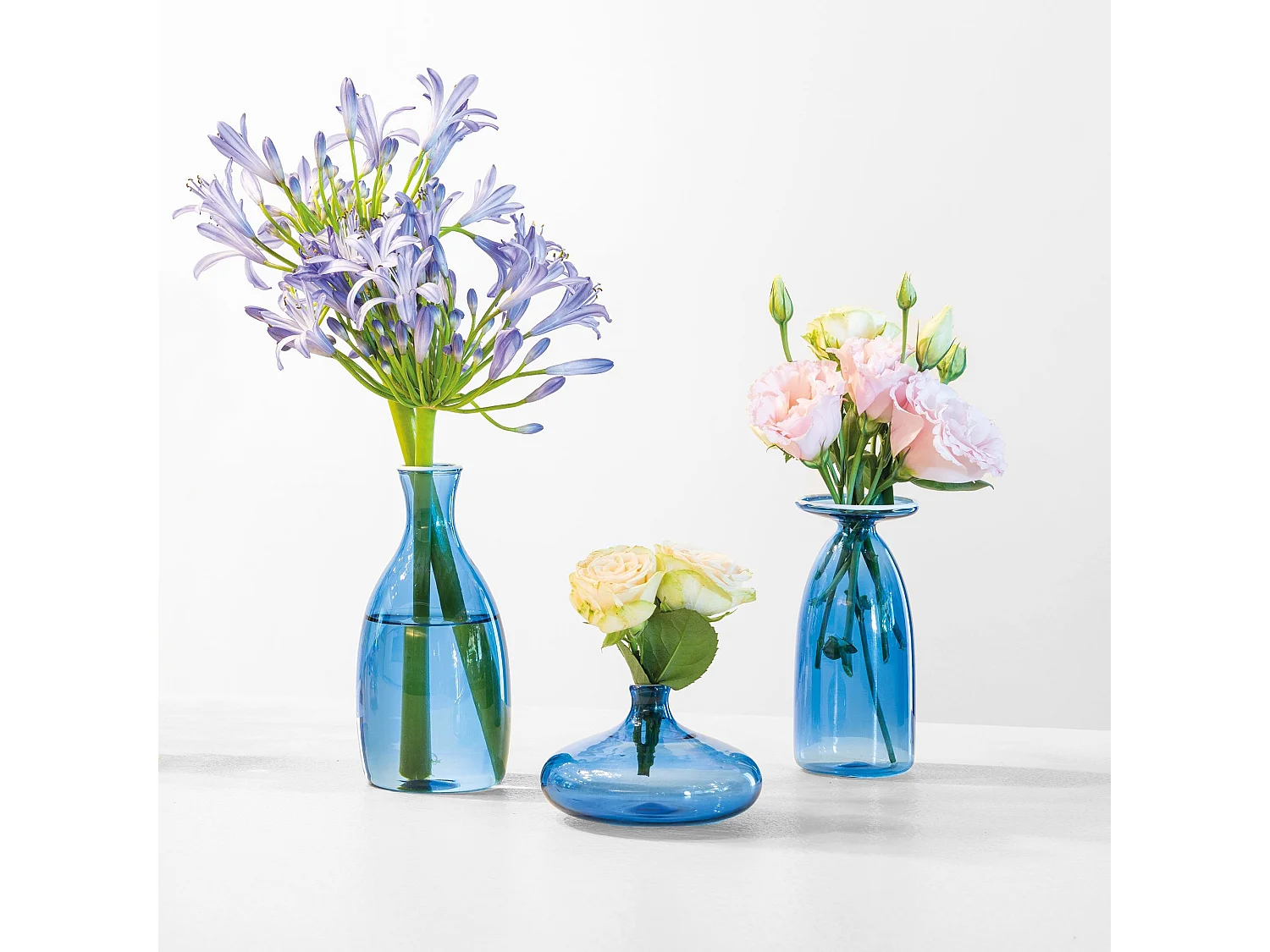 Vasetto Un Fiore in vetro borosilicato soffiato a mano, design elegante bluino, capacità 19 cl, ideale come complemento d'arredo decorativo per casa