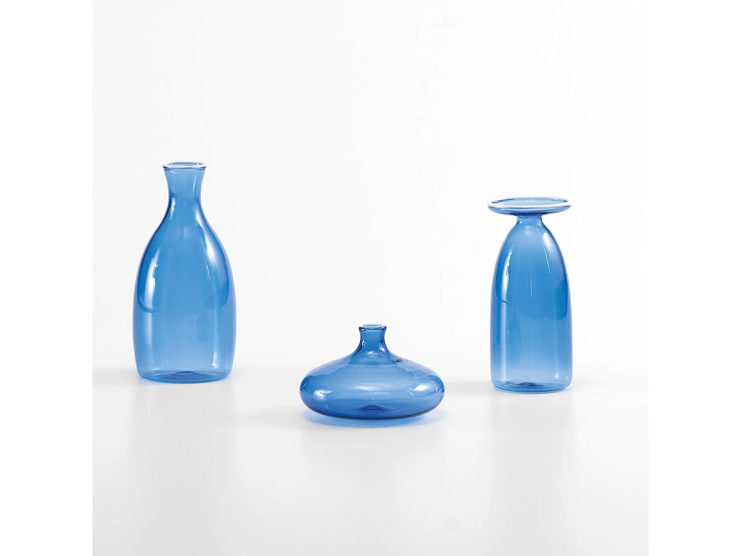 Vasetto Un Fiore in vetro borosilicato soffiato a mano, design elegante bluino, capacità 19 cl, ideale come complemento d'arredo decorativo per casa