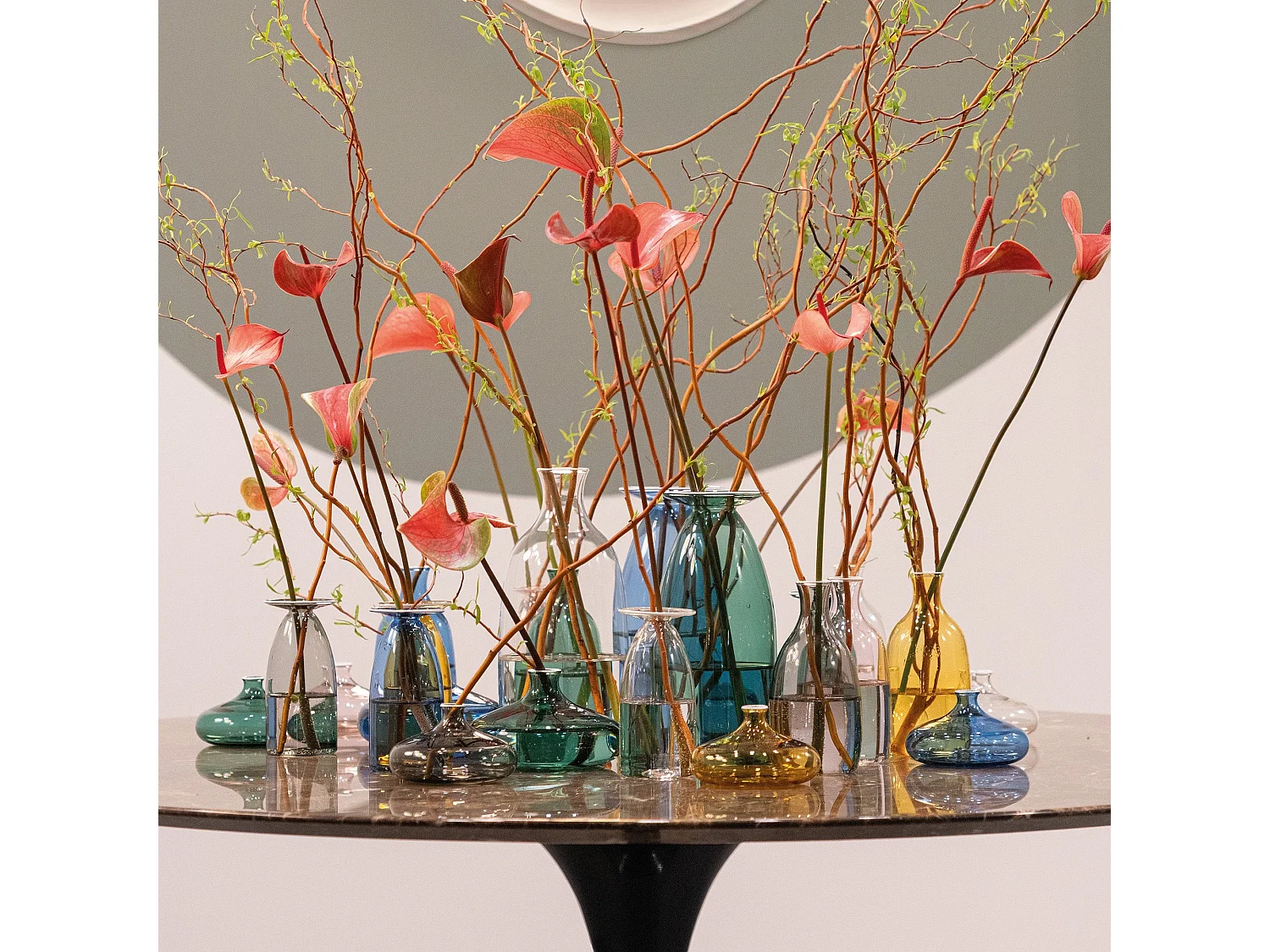 Vaso Un Fiore design artigianale in vetro borosilicato soffiato a mano, capacità 35 cl, colore grigio, ideale per decorazione interni ed esterni