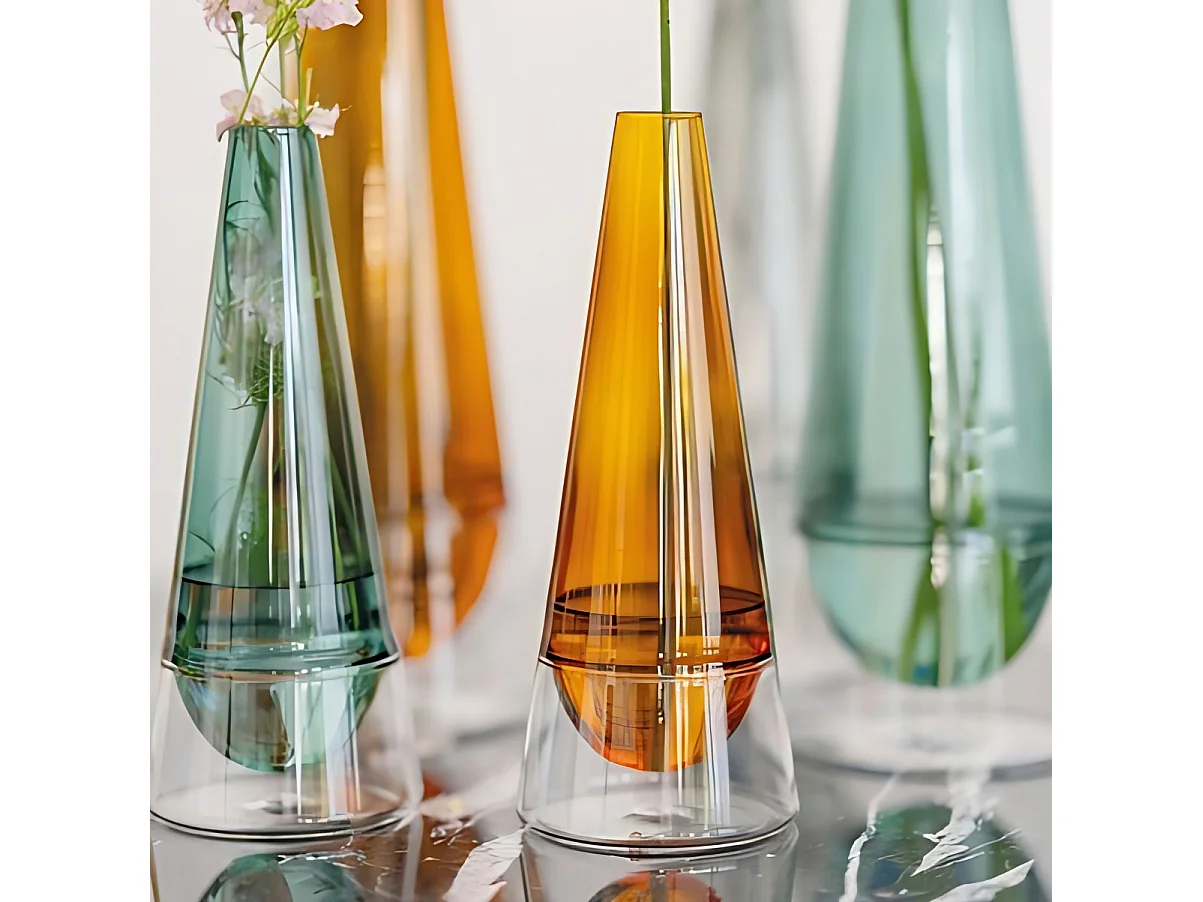 Vaso Conosfera 163 in vetro borosilicato soffiato a mano, design slanciato ed elegante, tecnica incalmo, colore Verde lago, altezza 163 centimetri
