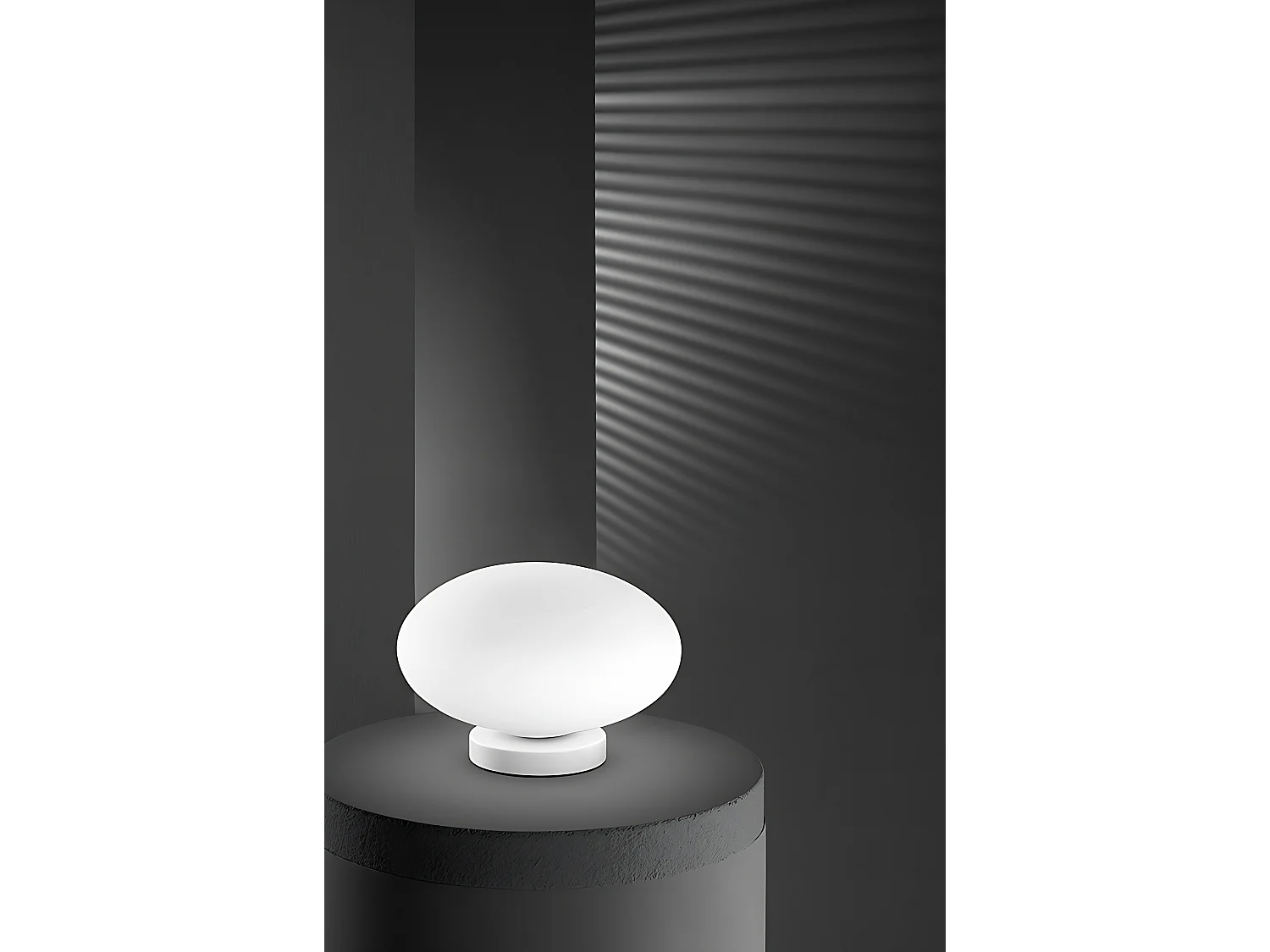 Tafellamp van satijnwit geblazen glas, frame van gelakt metaal, E27 fitting, elegant design voor interieurs - Perenz