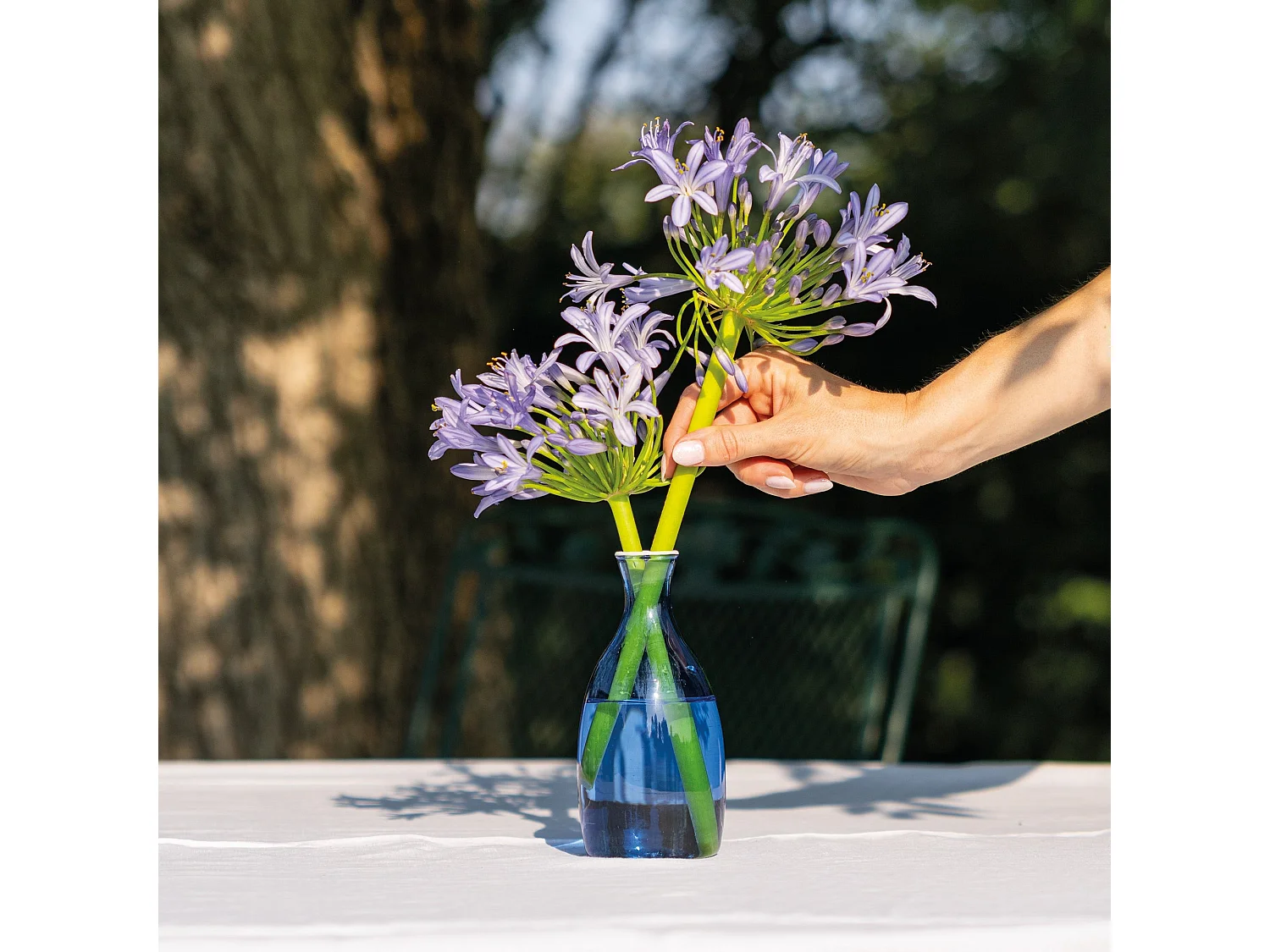 Vasetto Un Fiore capacità 35 cl in vetro borosilicato soffiato a mano con raffinato decoro bianco sull'imboccatura, colorazione Bluino, elegante