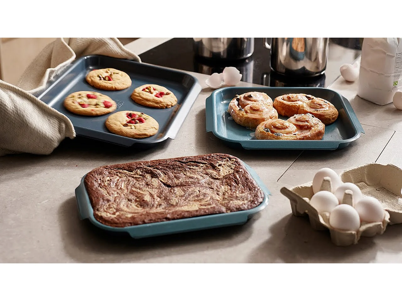 Kleine anti-aanbak bakplaat Joseph Joseph Nest Bake, compact, met handvatten voor gemakkelijke hantering en anti-aanbakcoating voor snelle reiniging.