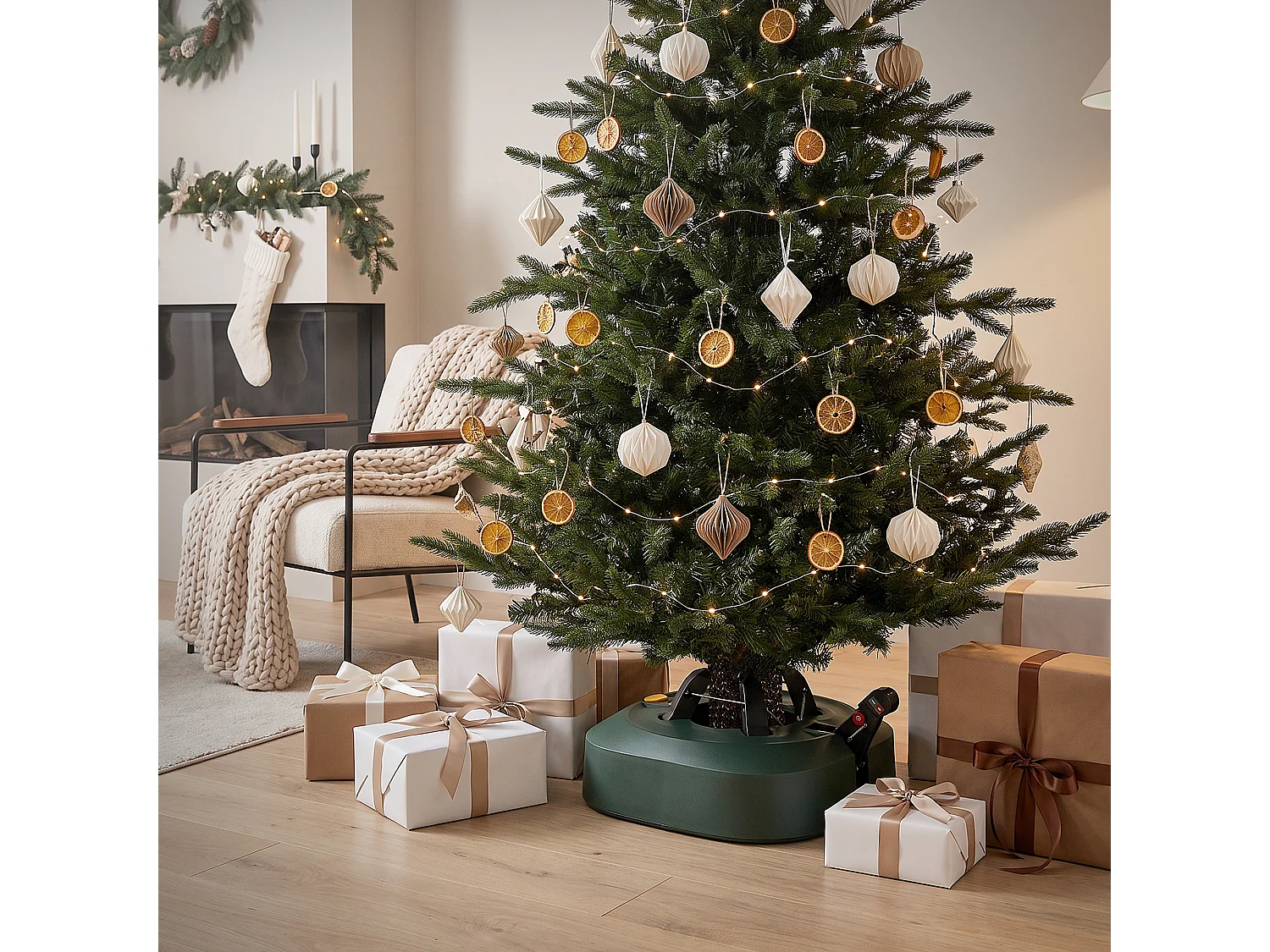 ECD Germany Soporte para árbol de navidad con depósito de agua y pedal, base para árboles de hasta 230 cm altura y tronco de 3-13 Ø cm