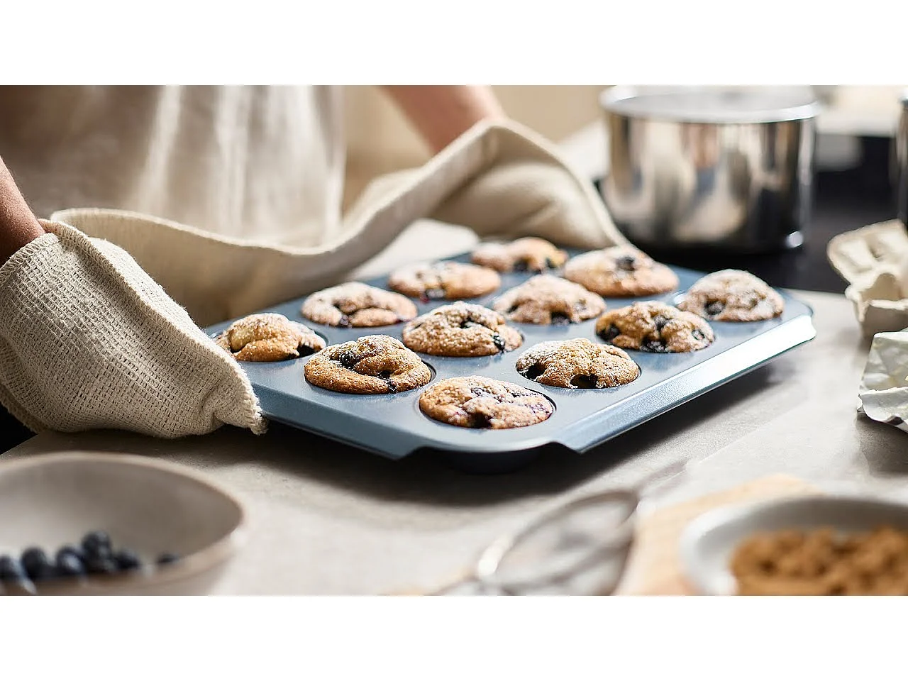 Bandeja para 12 muffins Joseph Joseph Nest Bake, antiadherente con asas ergonómicas, recubrimiento duradero, fácil de limpiar y apilable