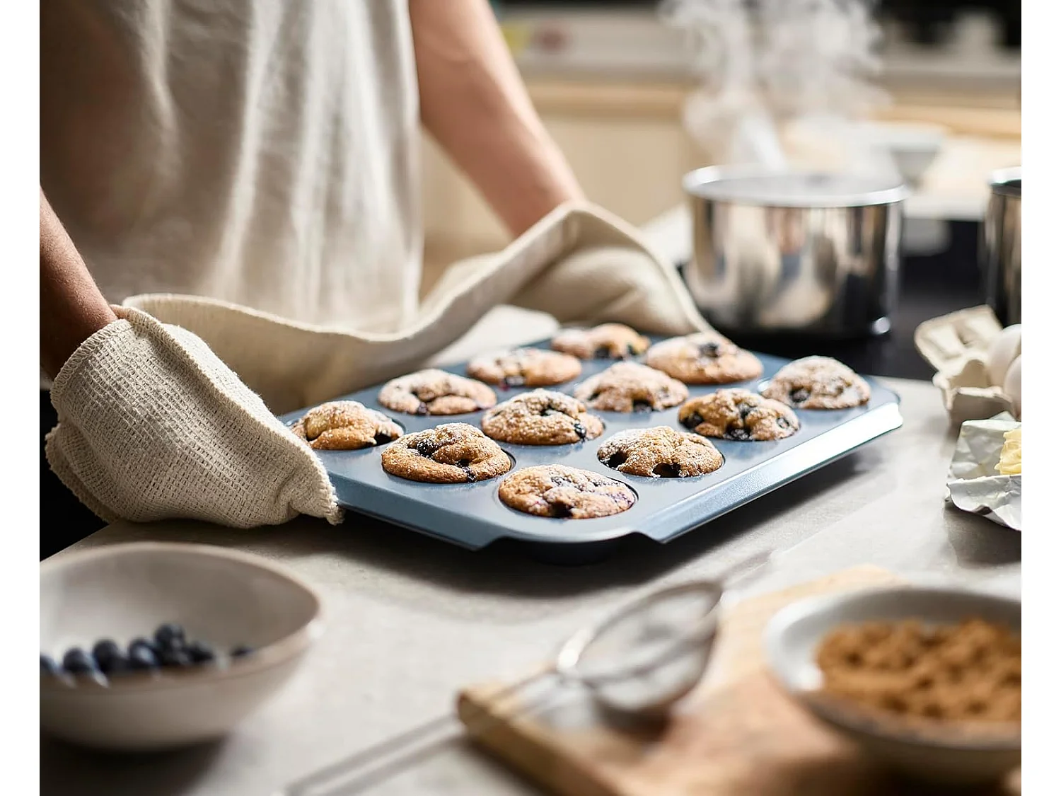 Bandeja para 12 muffins Joseph Joseph Nest Bake, antiadherente con asas ergonómicas, recubrimiento duradero, fácil de limpiar y apilable