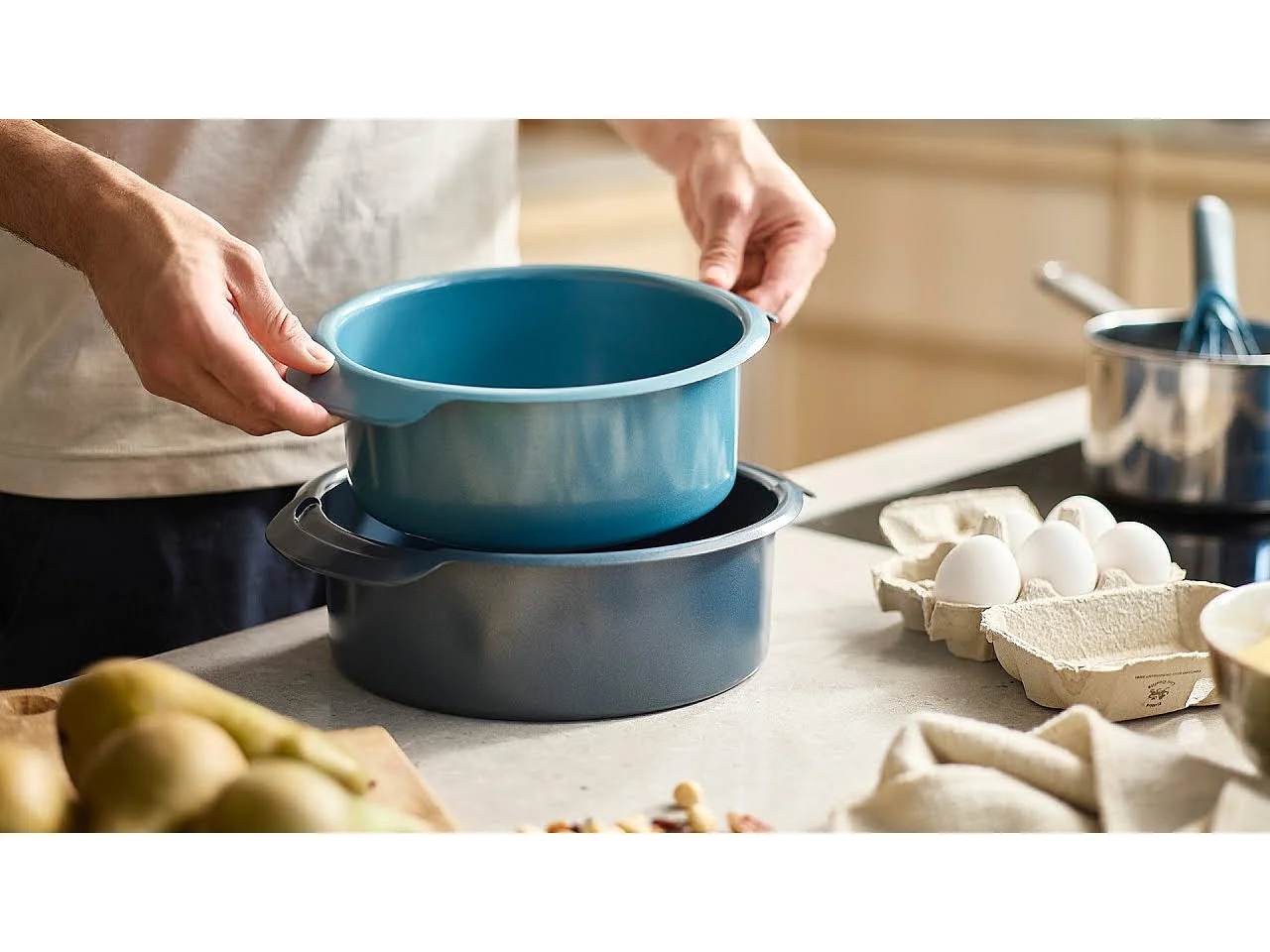 Molde para tartas redondo antiadherente Joseph Joseph Nest Bake de 23 cm, con asas integradas para un fácil manejo, ideal para hornear tartas perfectamente.