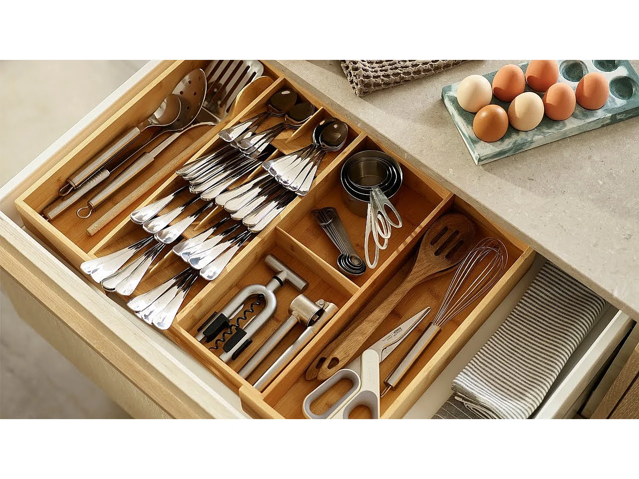 DrawerStore™ Joseph Joseph, Bamboo Expanding bestekorganizer voor de keuken, uitschuifbaar voor bestek, tools en gadgets, bamboekleur.