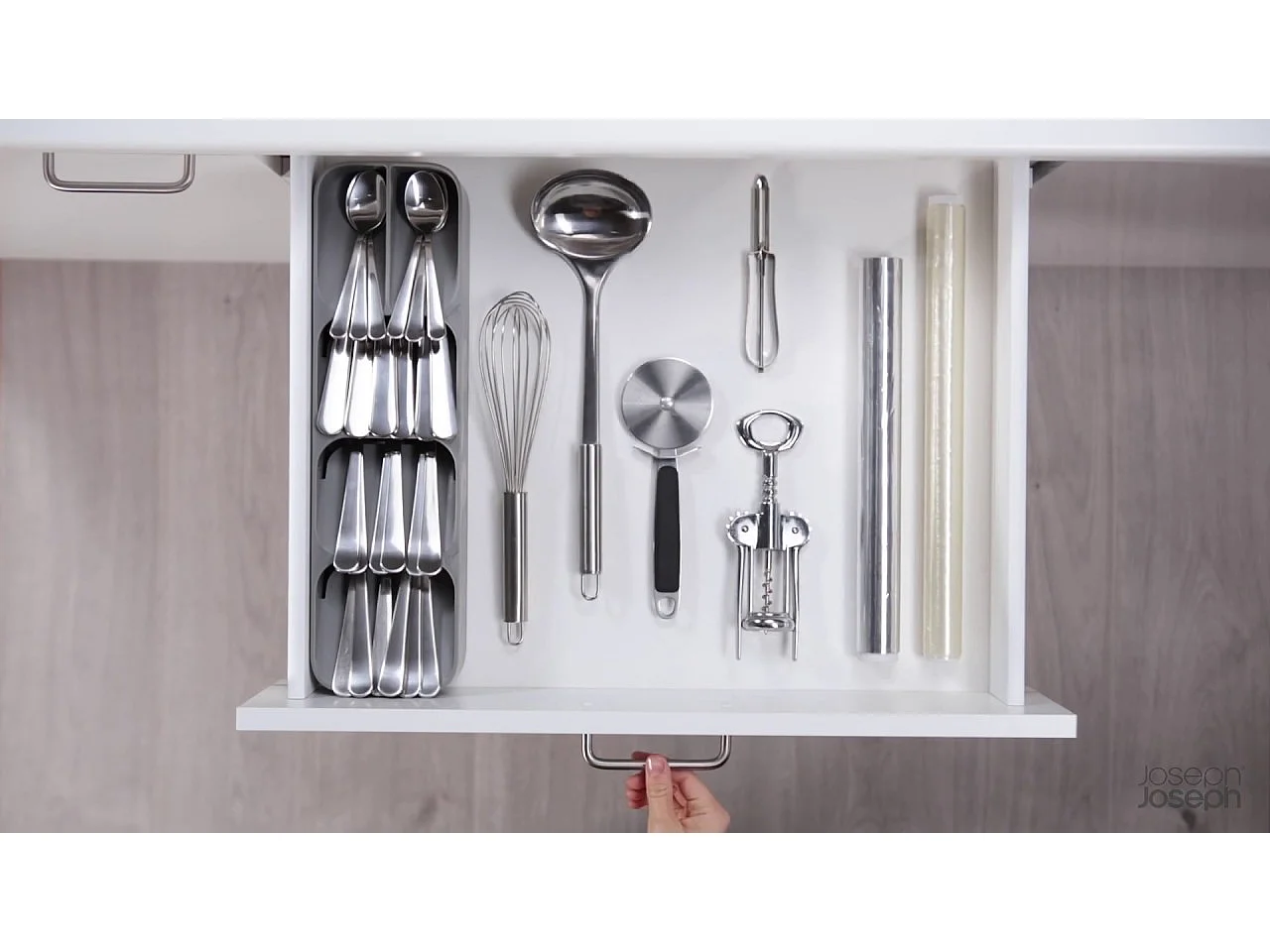 Compacte bestekorganizer Joseph Joseph Duo voor ruimteoptimalisatie in lades, duurzaam, makkelijk schoon te maken en snel toegang tot bestek.