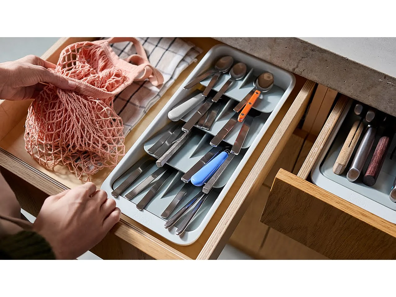 Grote, compacte bestekorganizer DrawerStore Joseph Joseph, 48 stuks, efficiënte opslag, grijs, ideaal voor keukenkasten.