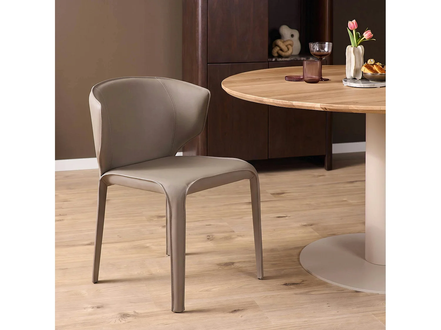 Chaise taupe en simili à dossier courbe (x2) CORTINA
